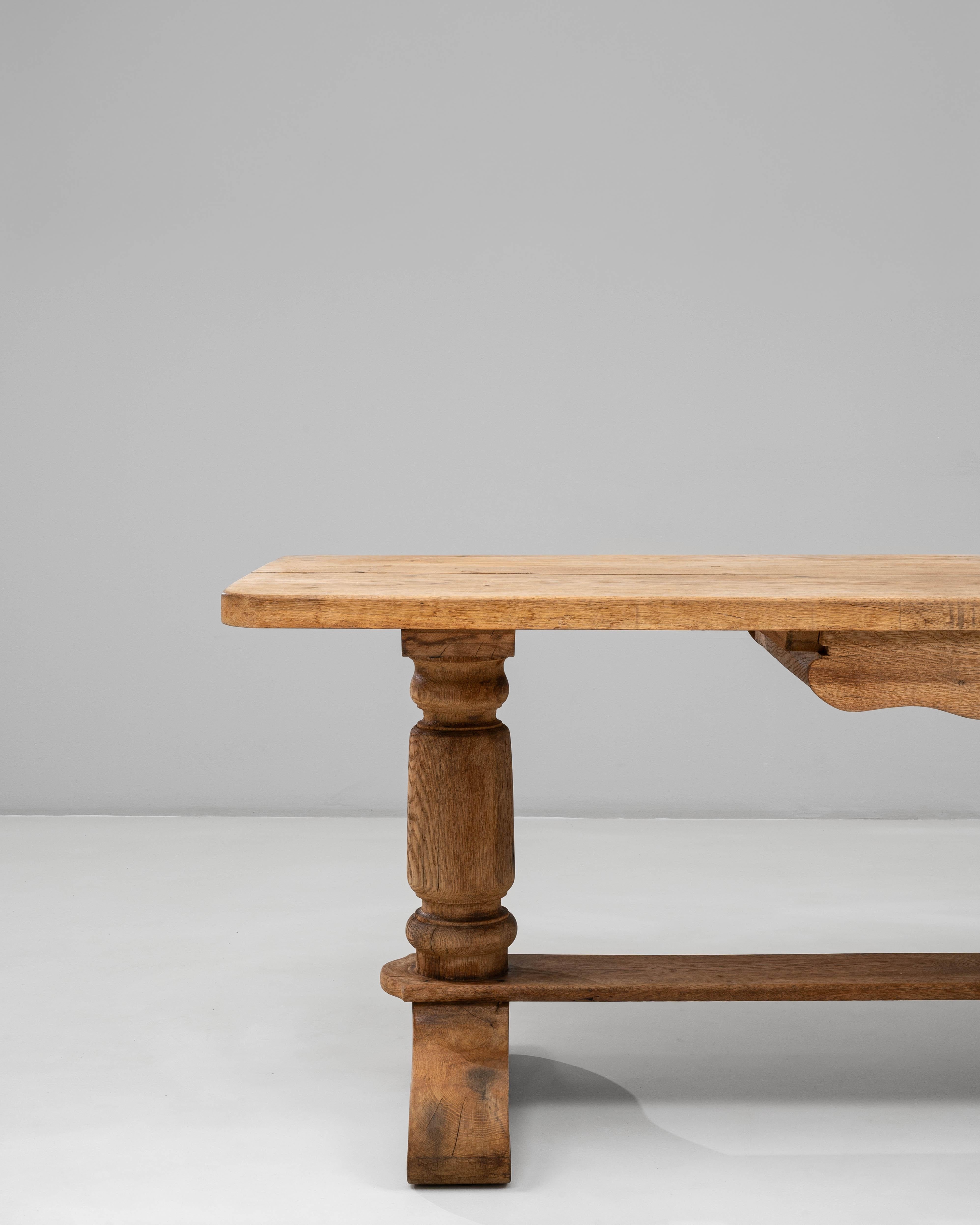 Table de salle à manger à tréteaux en Oak français du 20e siècle avec un seul tiroir en vente 1