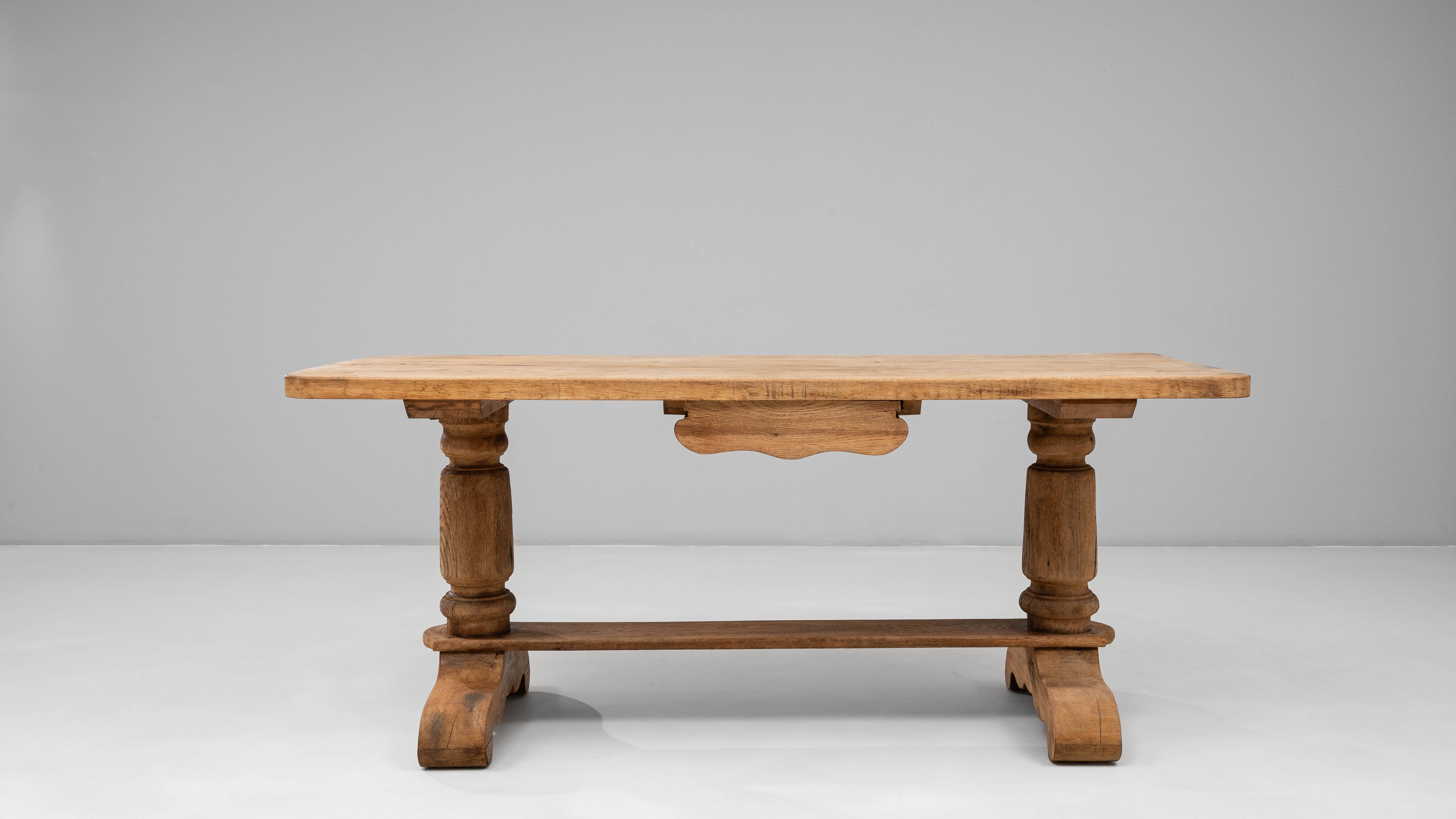 Table de salle à manger à tréteaux en Oak français du 20e siècle avec un seul tiroir en vente 2
