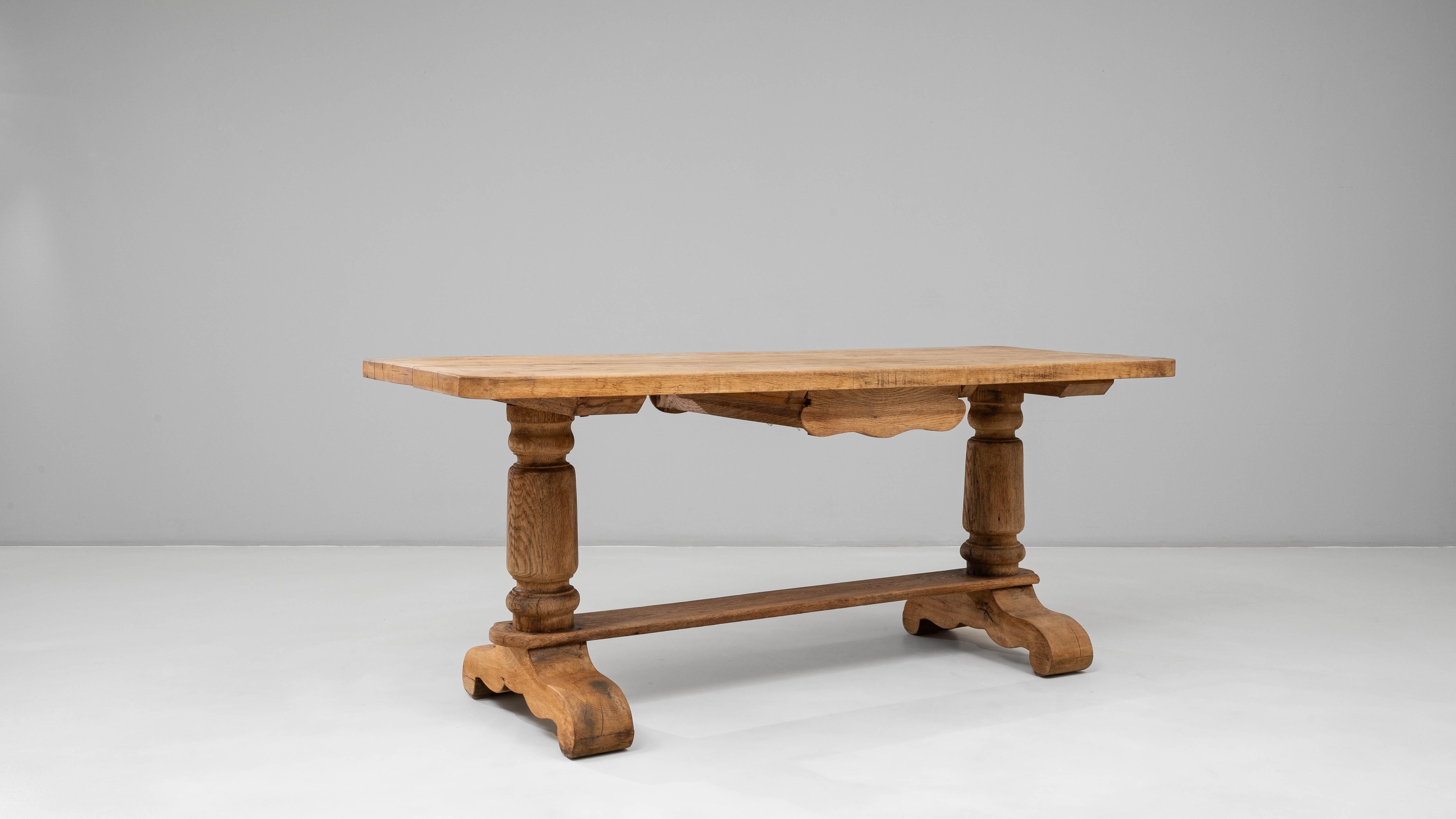 Table de salle à manger à tréteaux en Oak français du 20e siècle avec un seul tiroir en vente 3