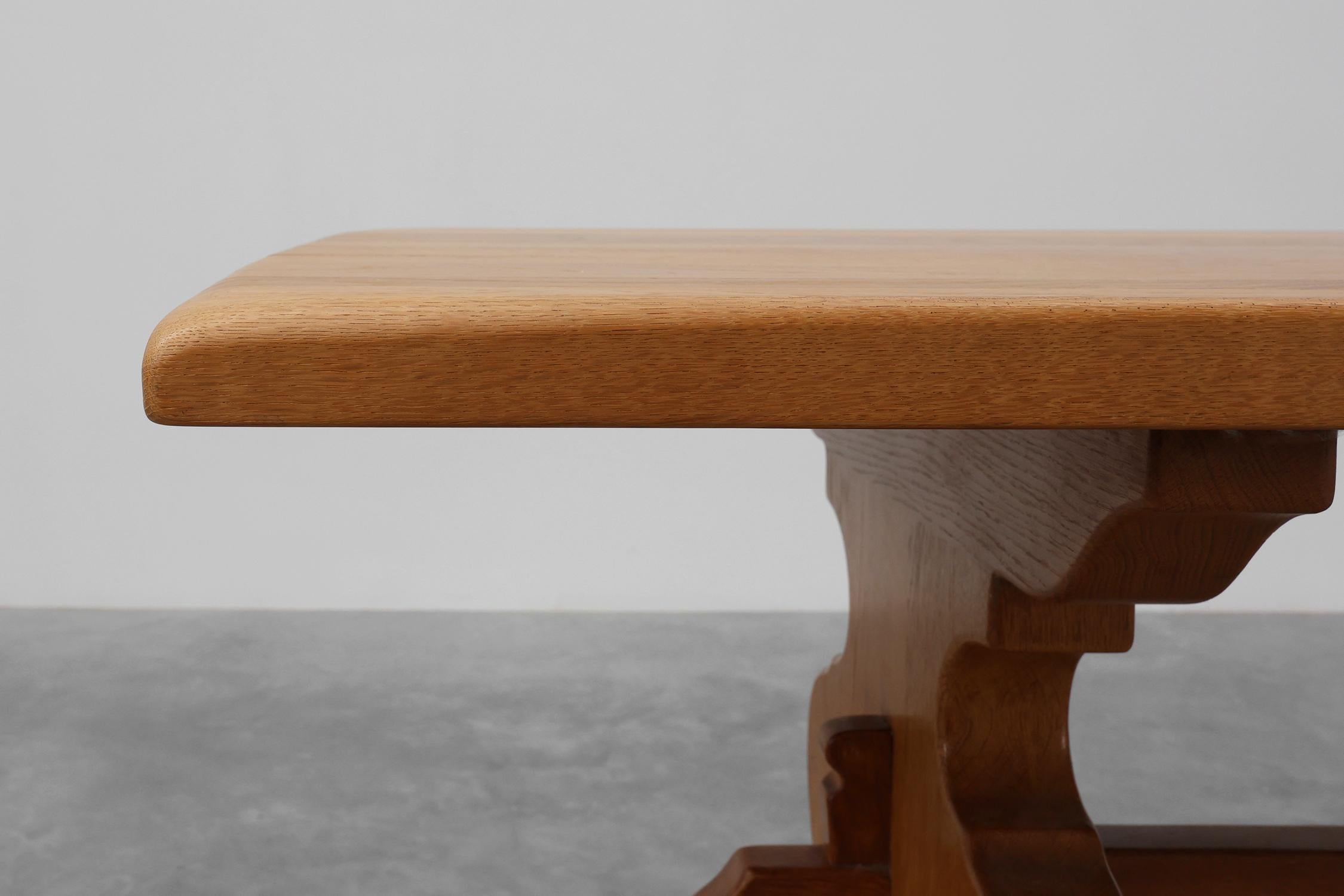 Stile provenzale 20th Century French oak trestle table with scalloped legs and plank top in vendita