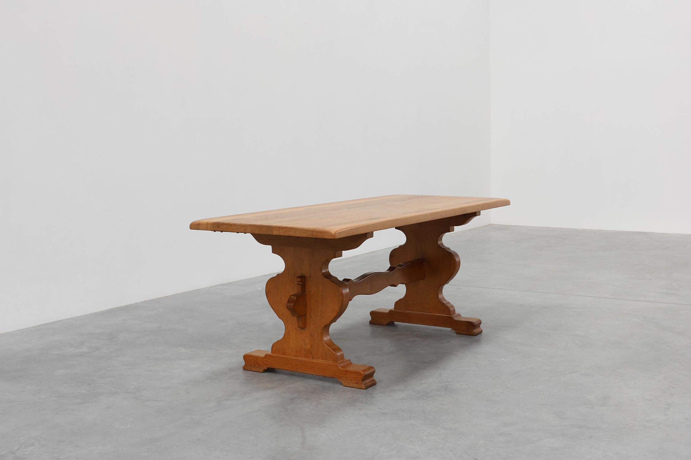 Francese 20th Century French oak trestle table with scalloped legs and plank top in vendita