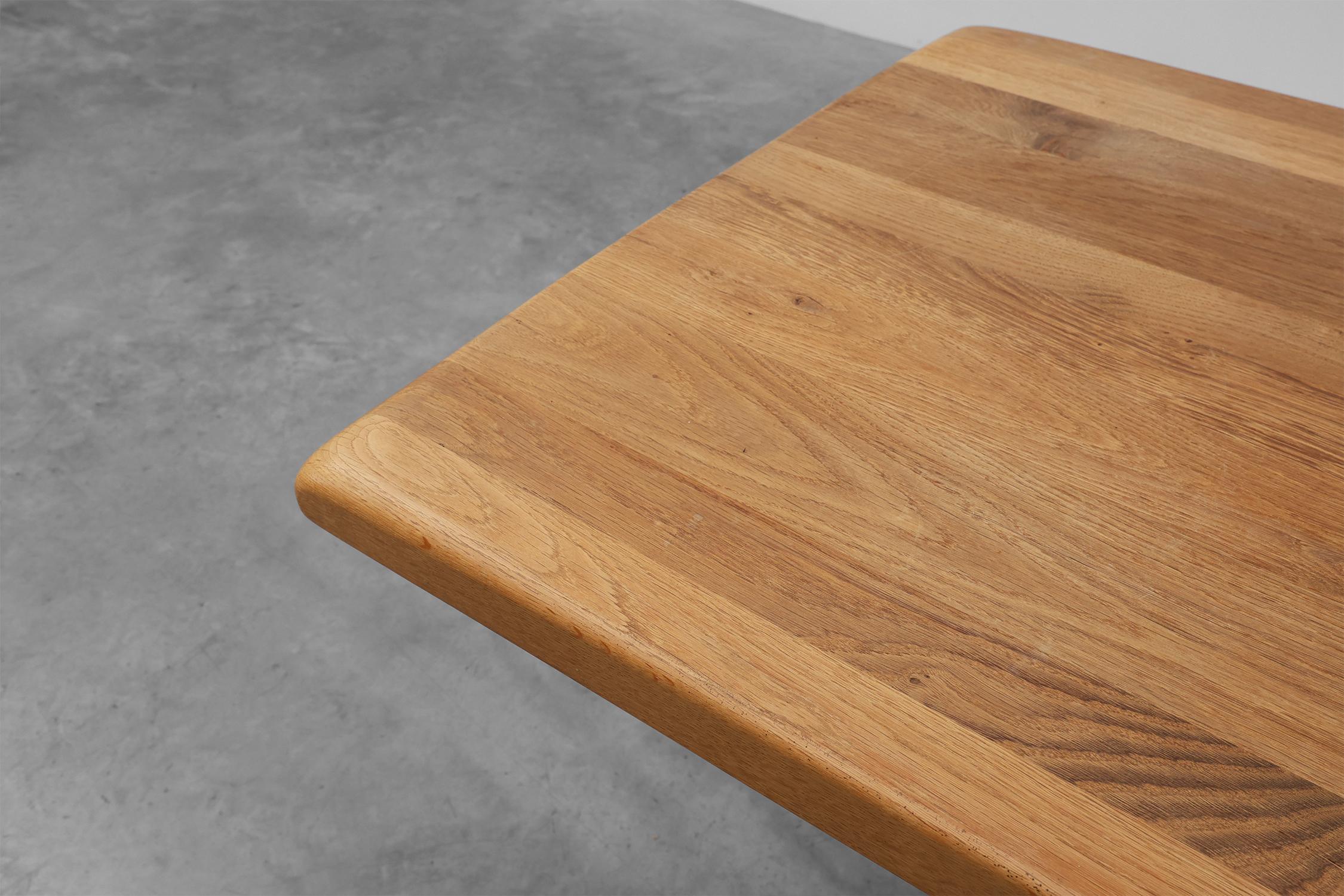 20th Century French oak trestle table with scalloped legs and plank top In condizioni buone in vendita a Meulebeke, BE