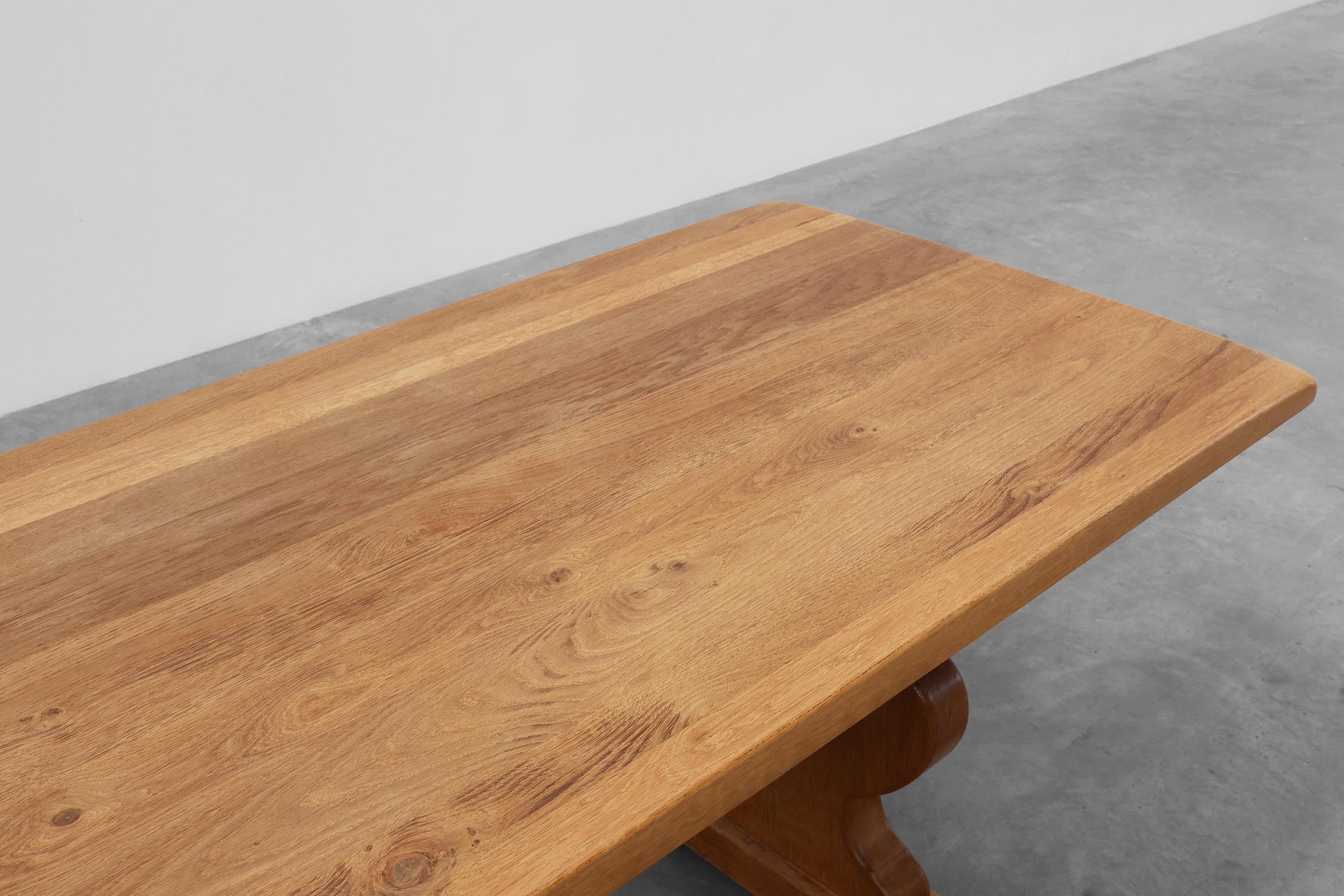 Metà XX secolo 20th Century French oak trestle table with scalloped legs and plank top in vendita