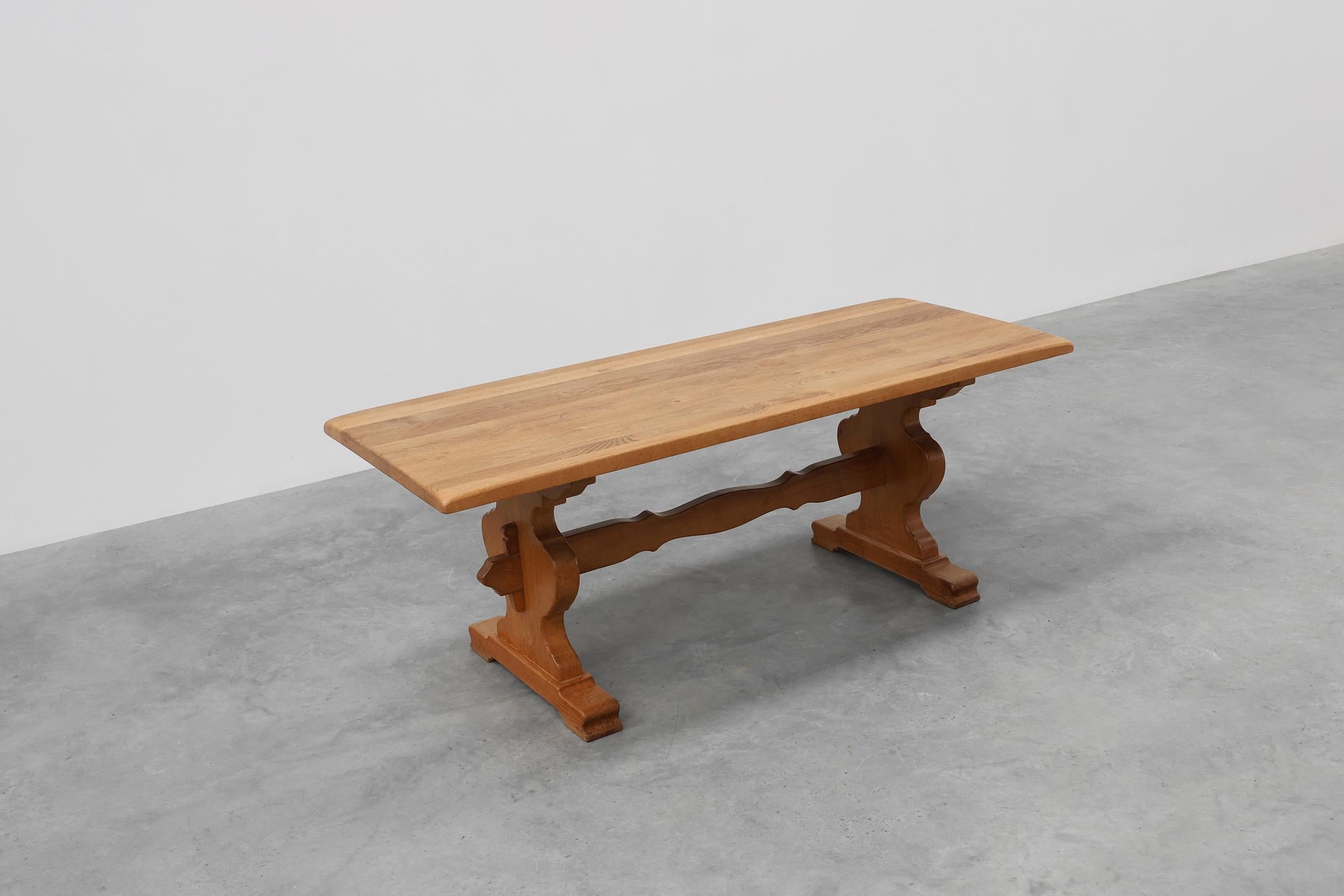 Quercia 20th Century French oak trestle table with scalloped legs and plank top in vendita
