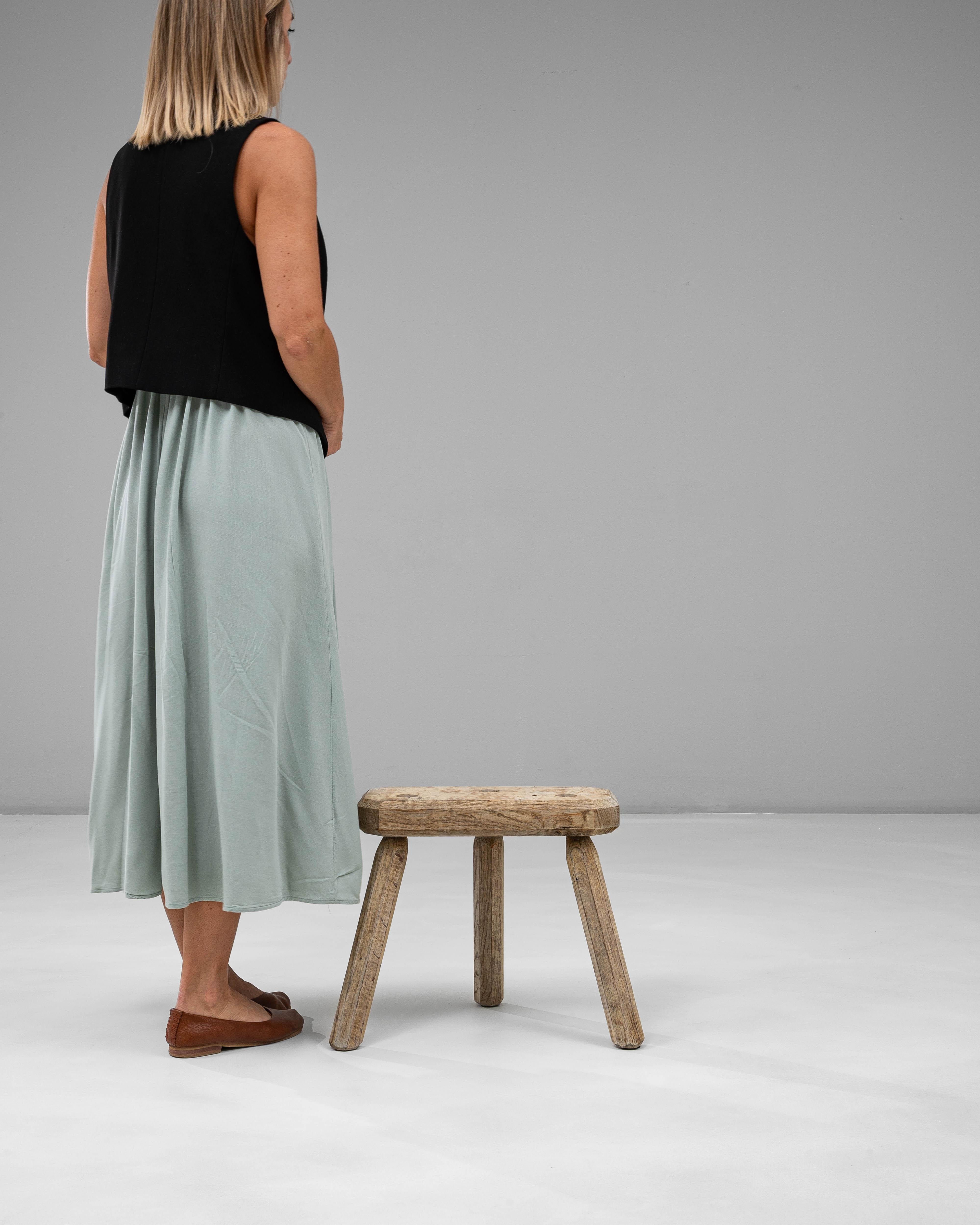 Français Tabouret tripode en Oak Oak français du 20e siècle en vente