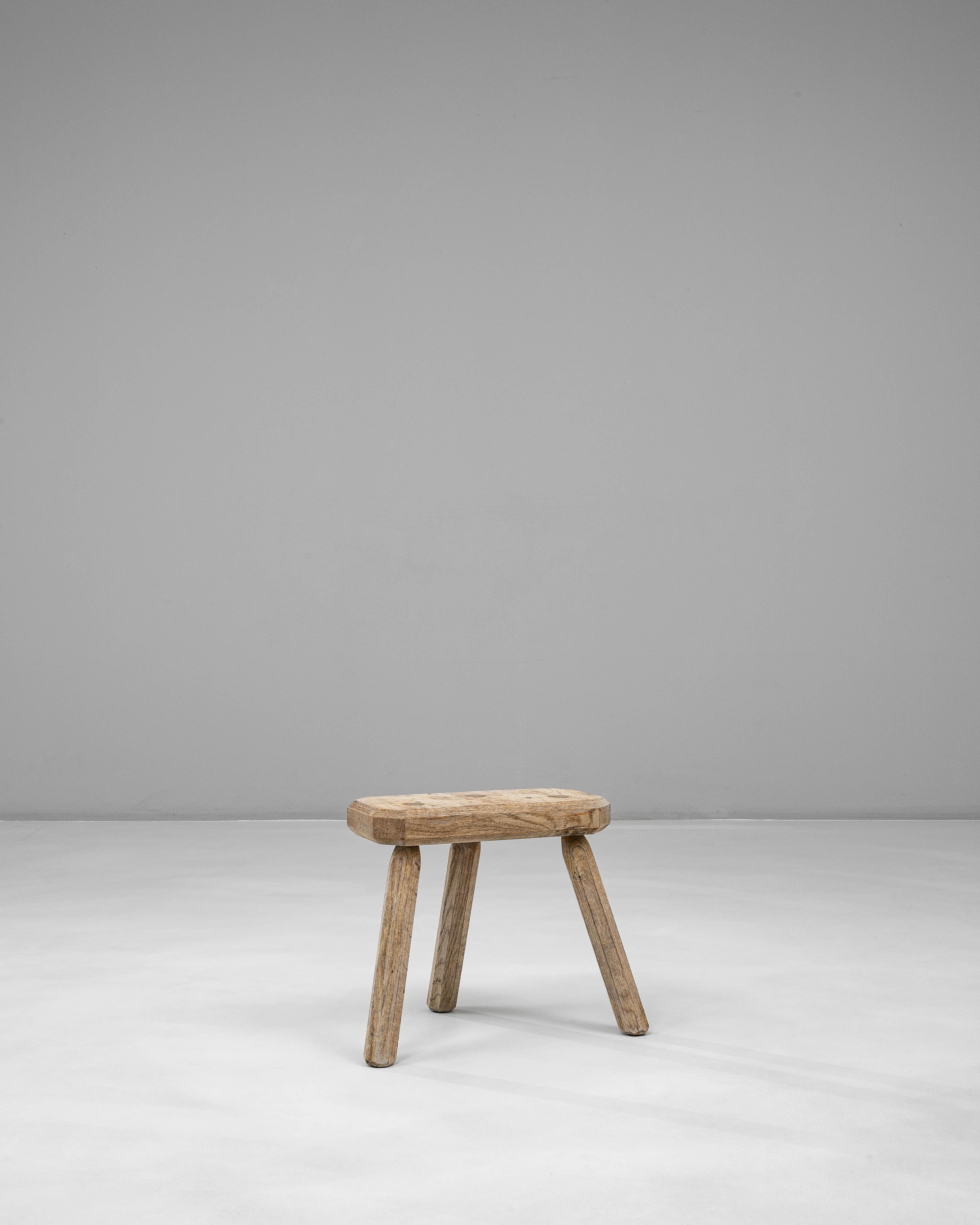 Tabouret tripode en Oak Oak français du 20e siècle Bon état - En vente à High Point, NC