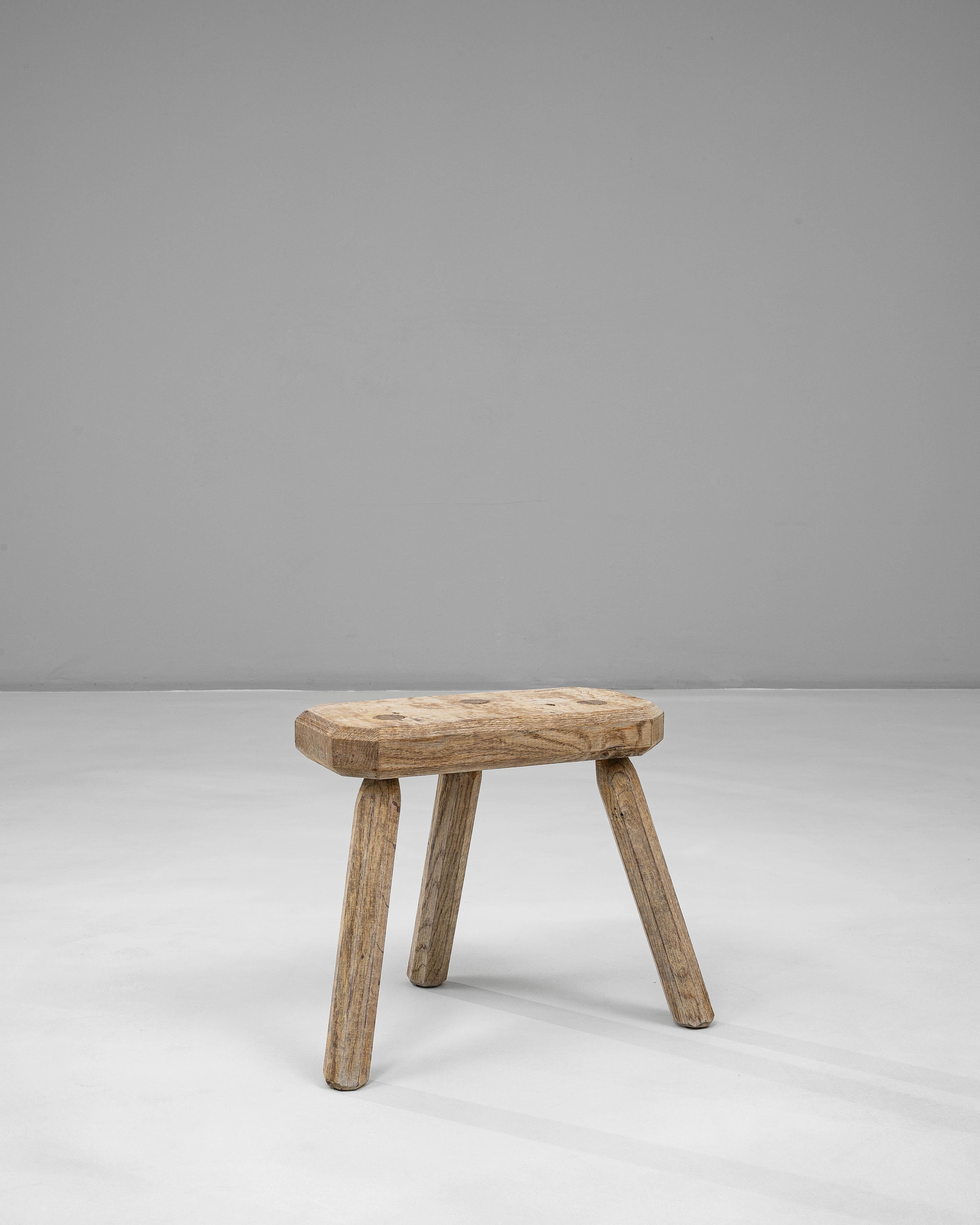Chêne Tabouret tripode en Oak Oak français du 20e siècle en vente
