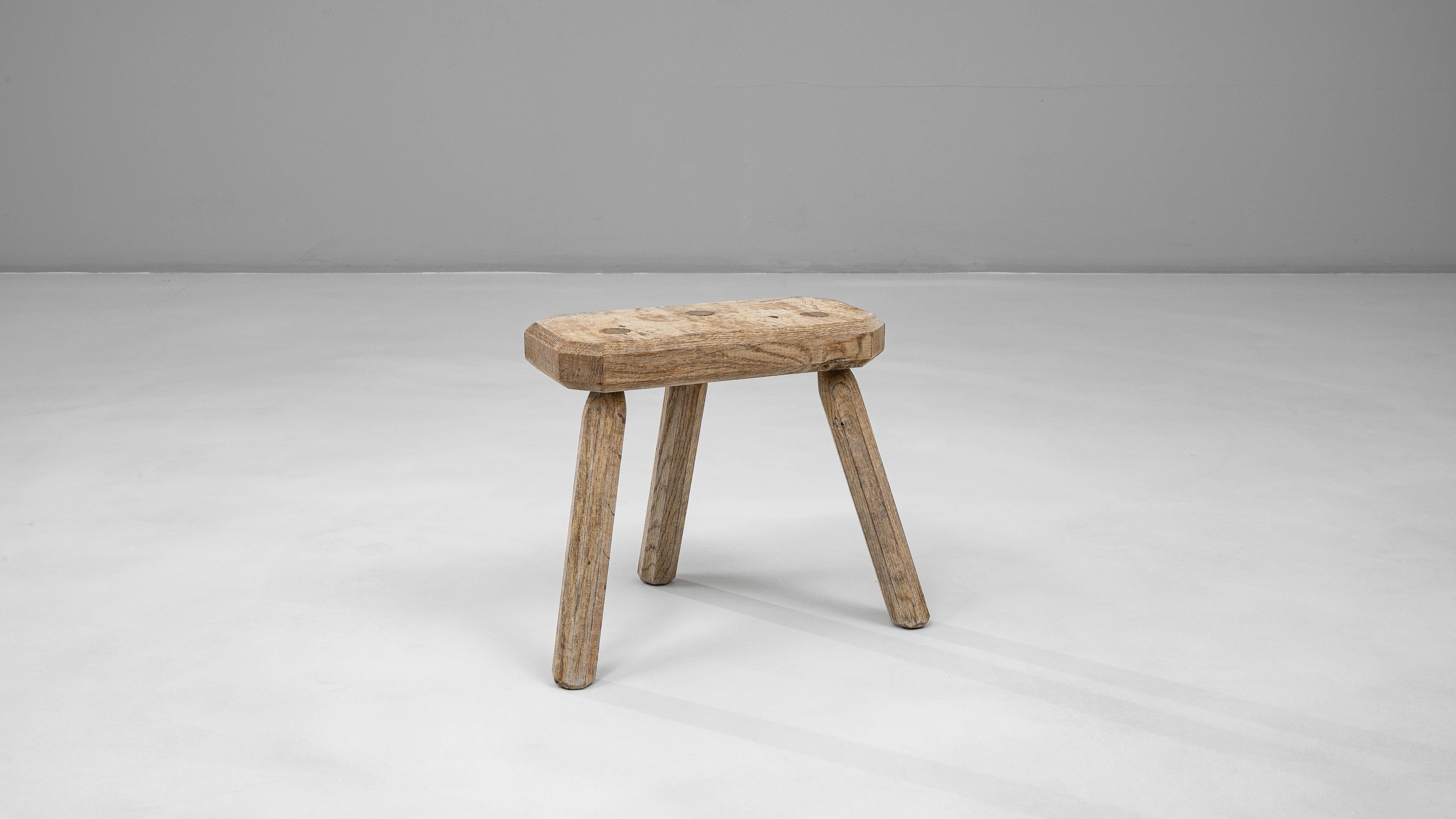 Tabouret tripode en Oak Oak français du 20e siècle en vente 1
