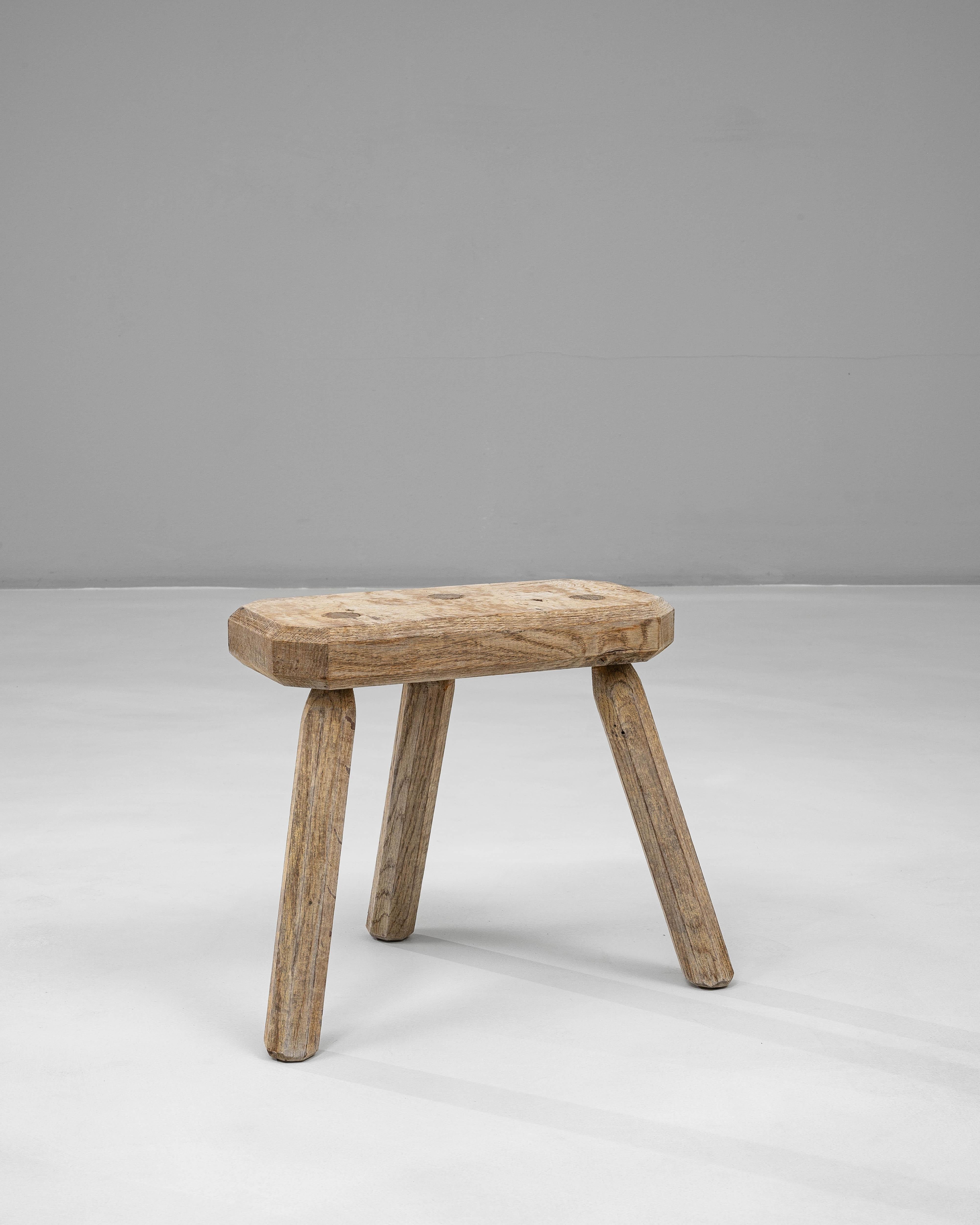 Tabouret tripode en Oak Oak français du 20e siècle en vente 2