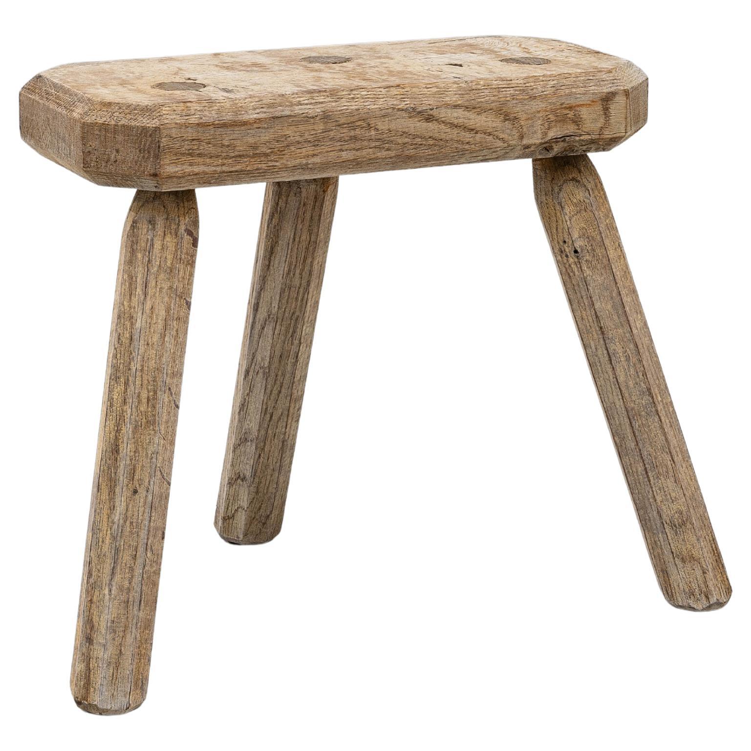 Tabouret tripode en Oak Oak français du 20e siècle