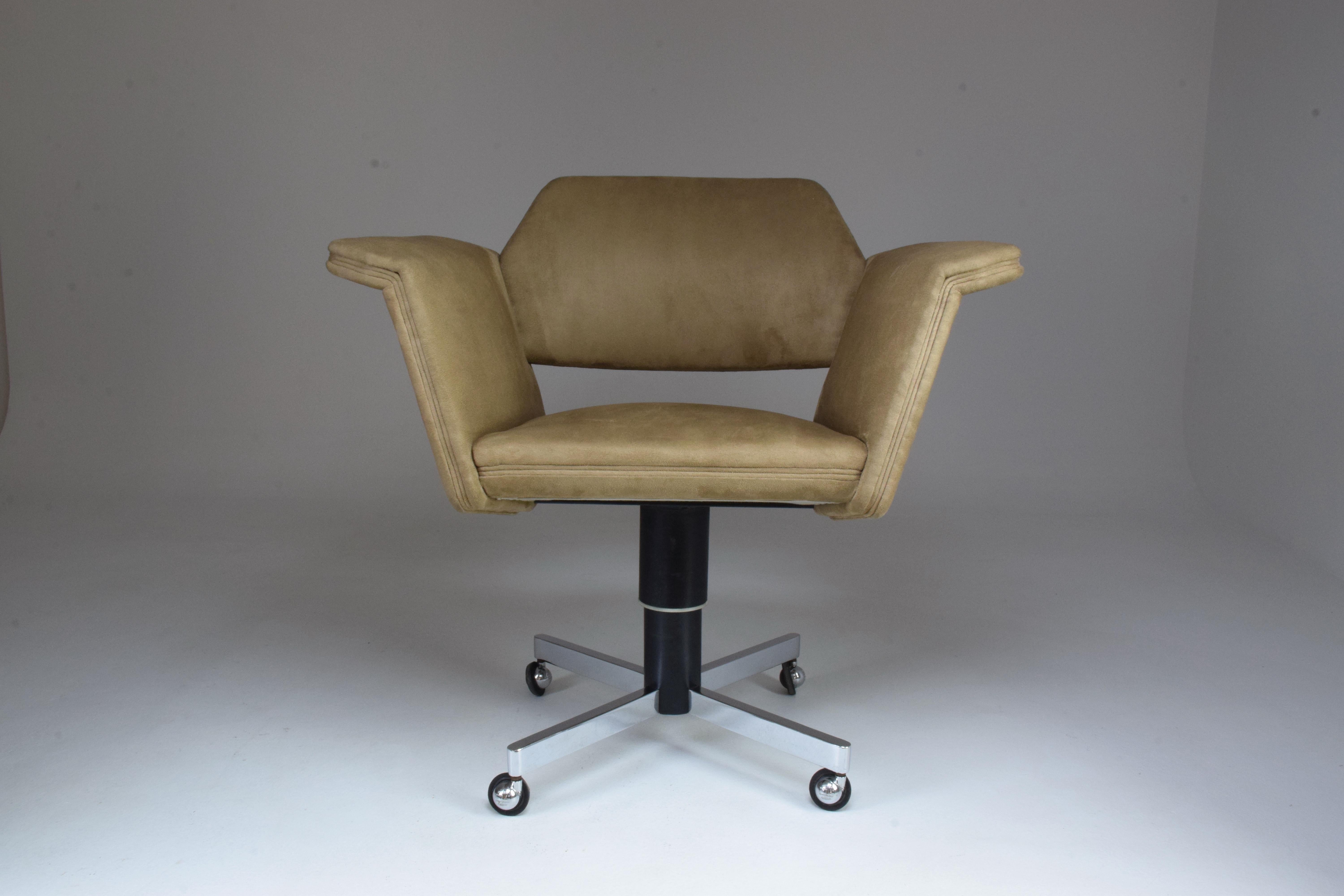 A Mid-Century Modernist wingback office or desk chair with a steel structure and rollers designed by one of the most influential French designers of the 20th century.
In fully restored condition Steiner edition, circa 1950s.

------
All our pieces