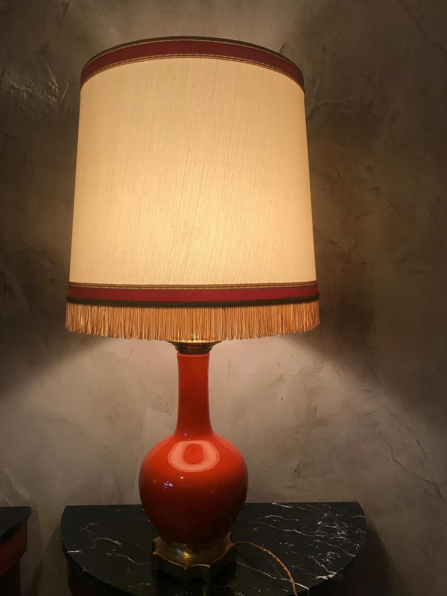 Lampe de bureau française du 20e siècle en verre opalin orange et laiton, années 1920 en vente 4