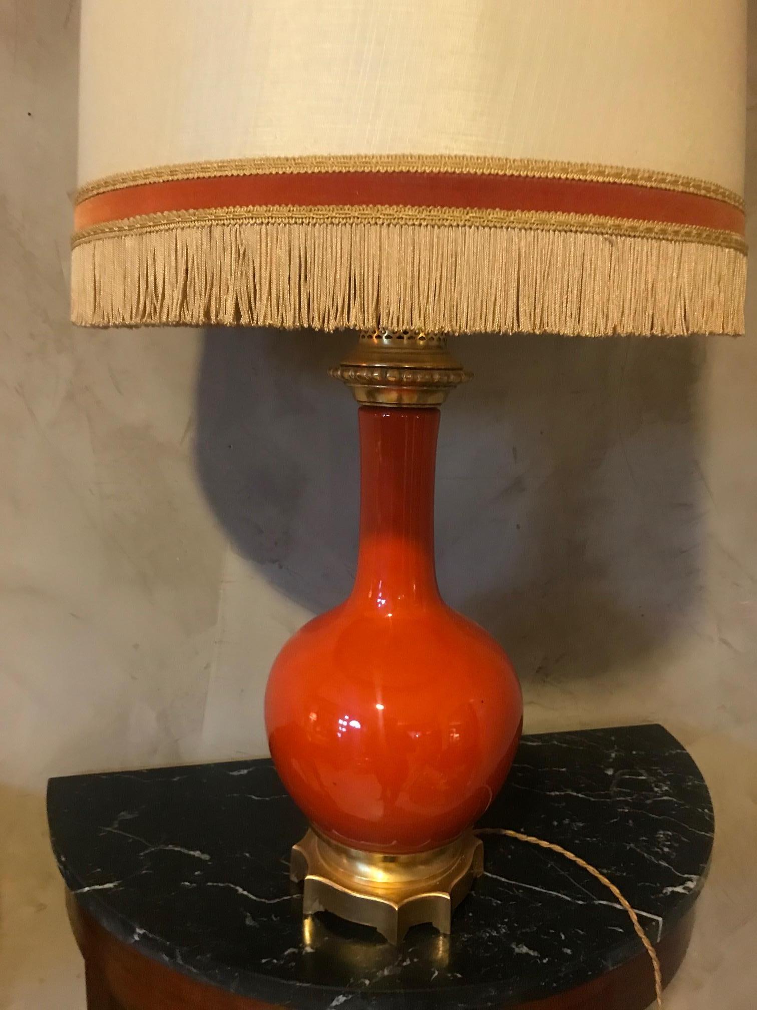 Französische Tischlampe aus orangefarbenem Opalglas und Messing des 20. Jahrhunderts, 1920er Jahre im Zustand „Gut“ im Angebot in LEGNY, FR