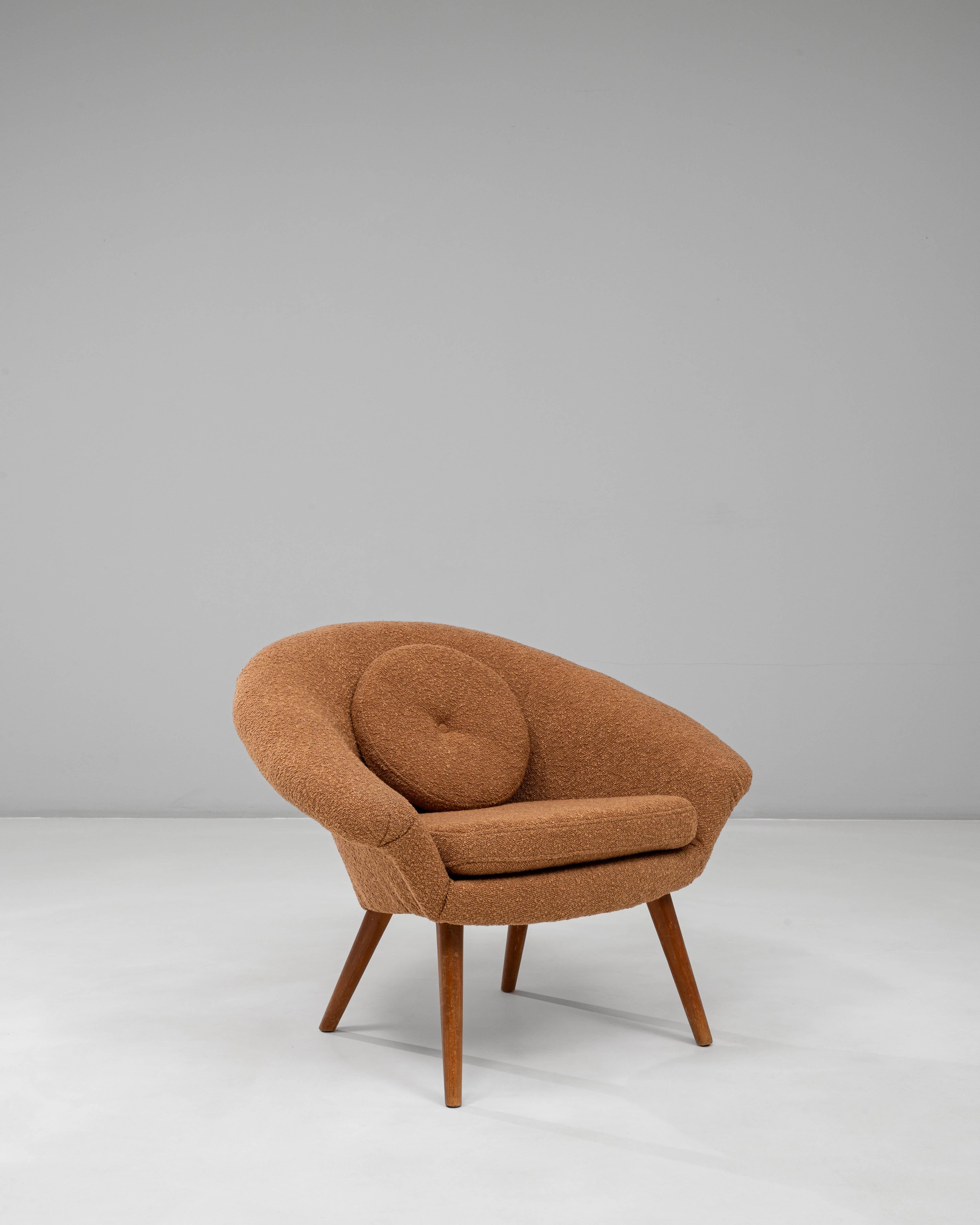 Poltrona imbottita arancione del XX secolo con cuscino in vendita 5