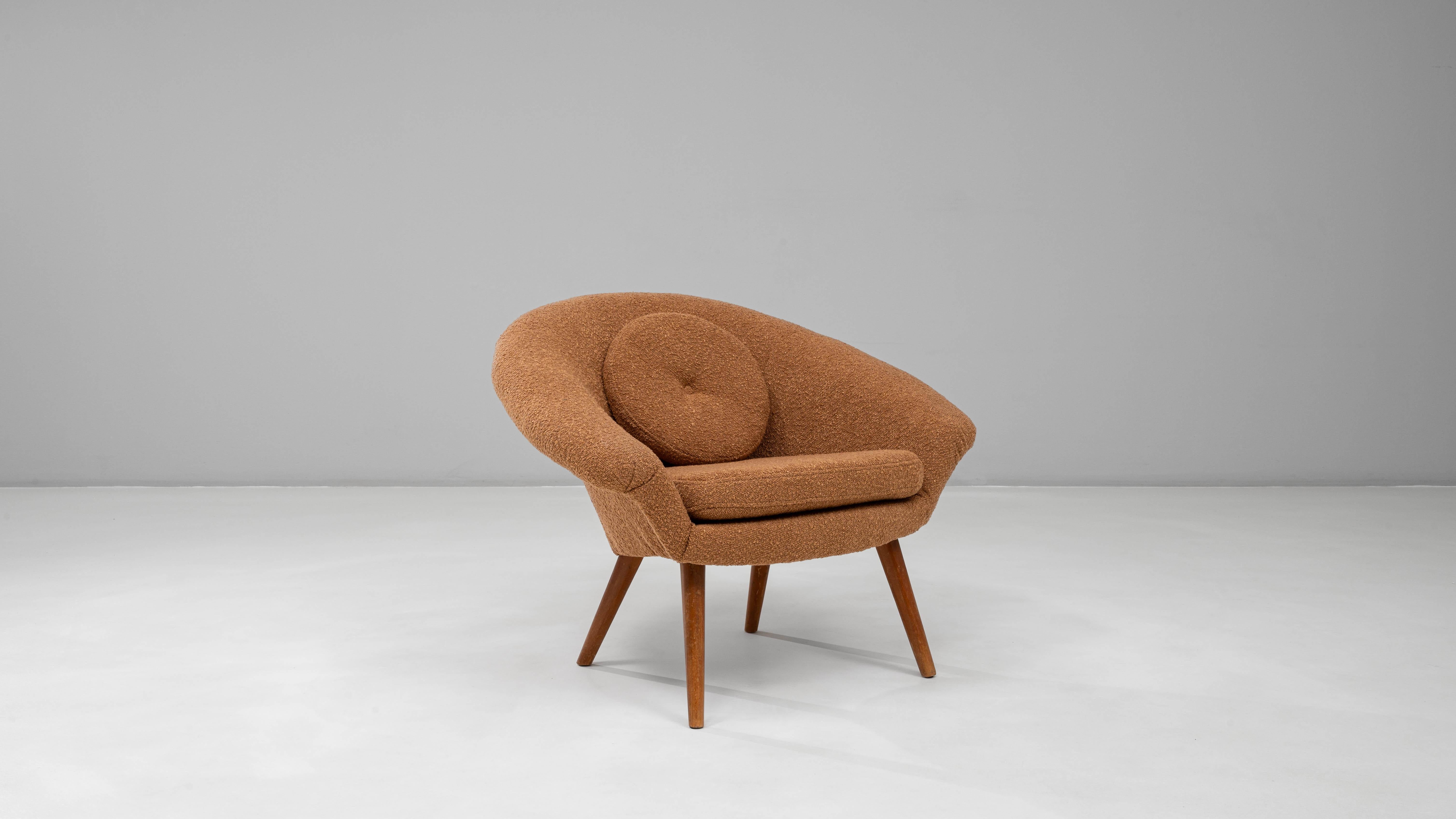 Poltrona imbottita arancione del XX secolo con cuscino in vendita 6