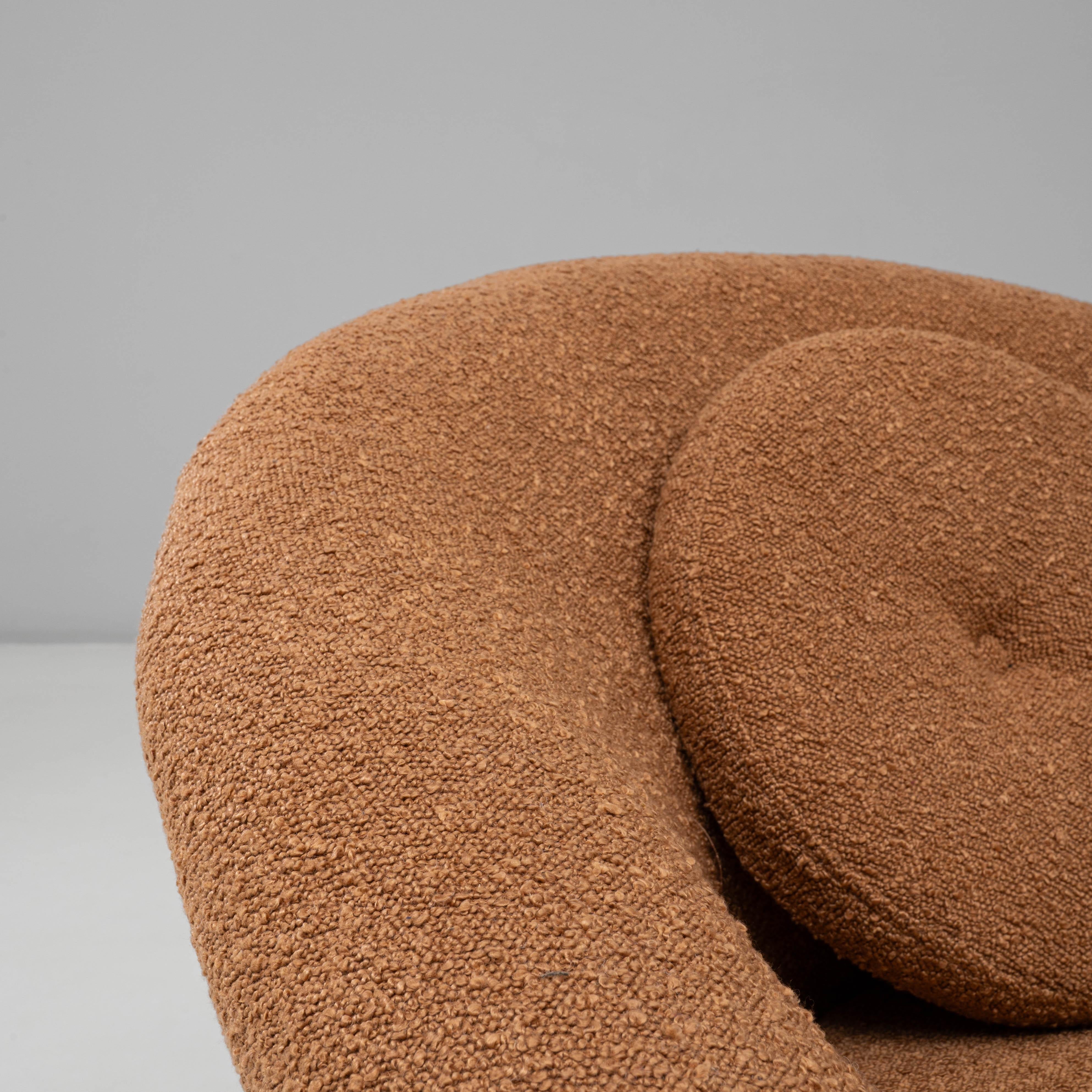 Poltrona imbottita arancione del XX secolo con cuscino in vendita 7