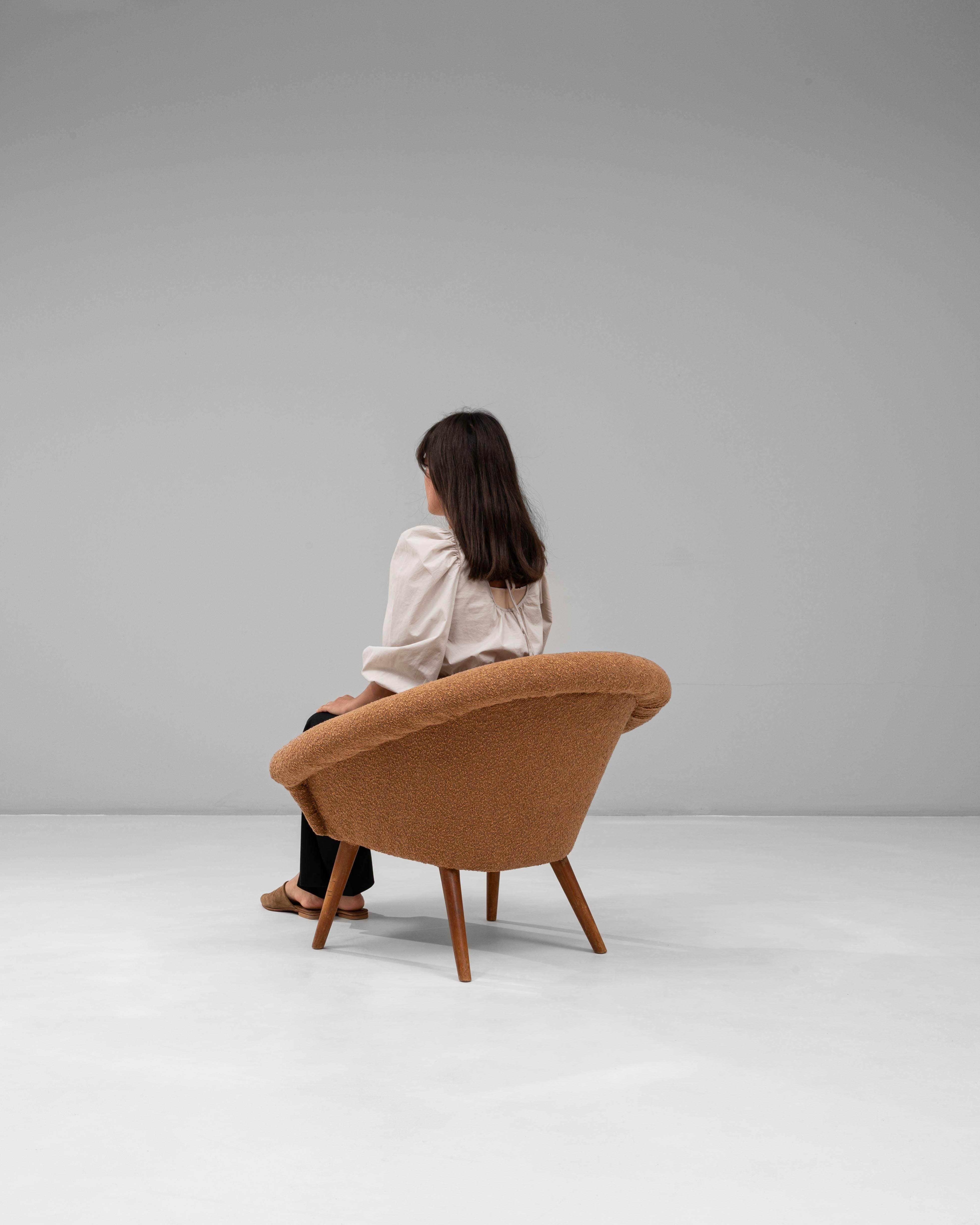 Francese Poltrona imbottita arancione del XX secolo con cuscino in vendita