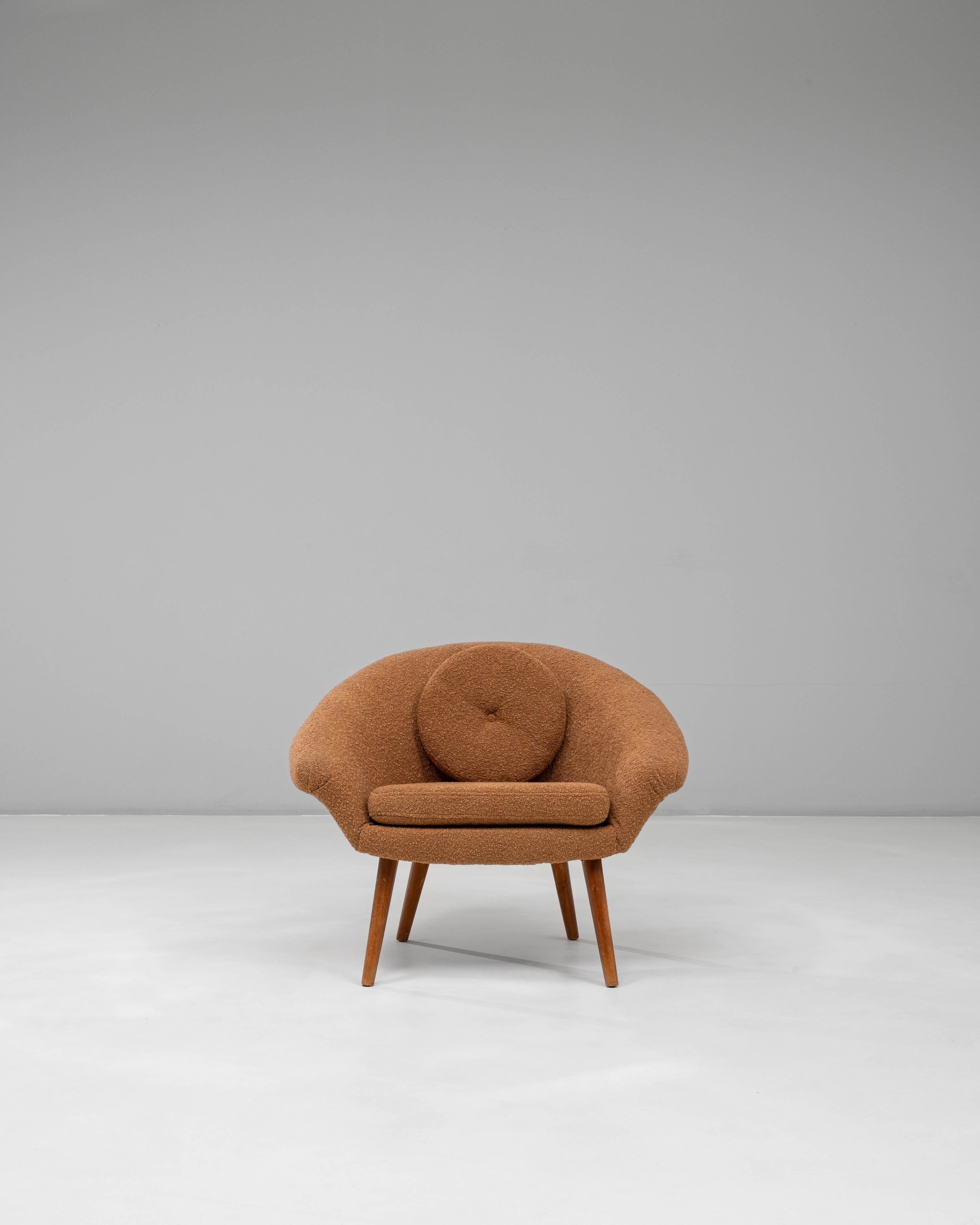 Tappezzeria Poltrona imbottita arancione del XX secolo con cuscino in vendita