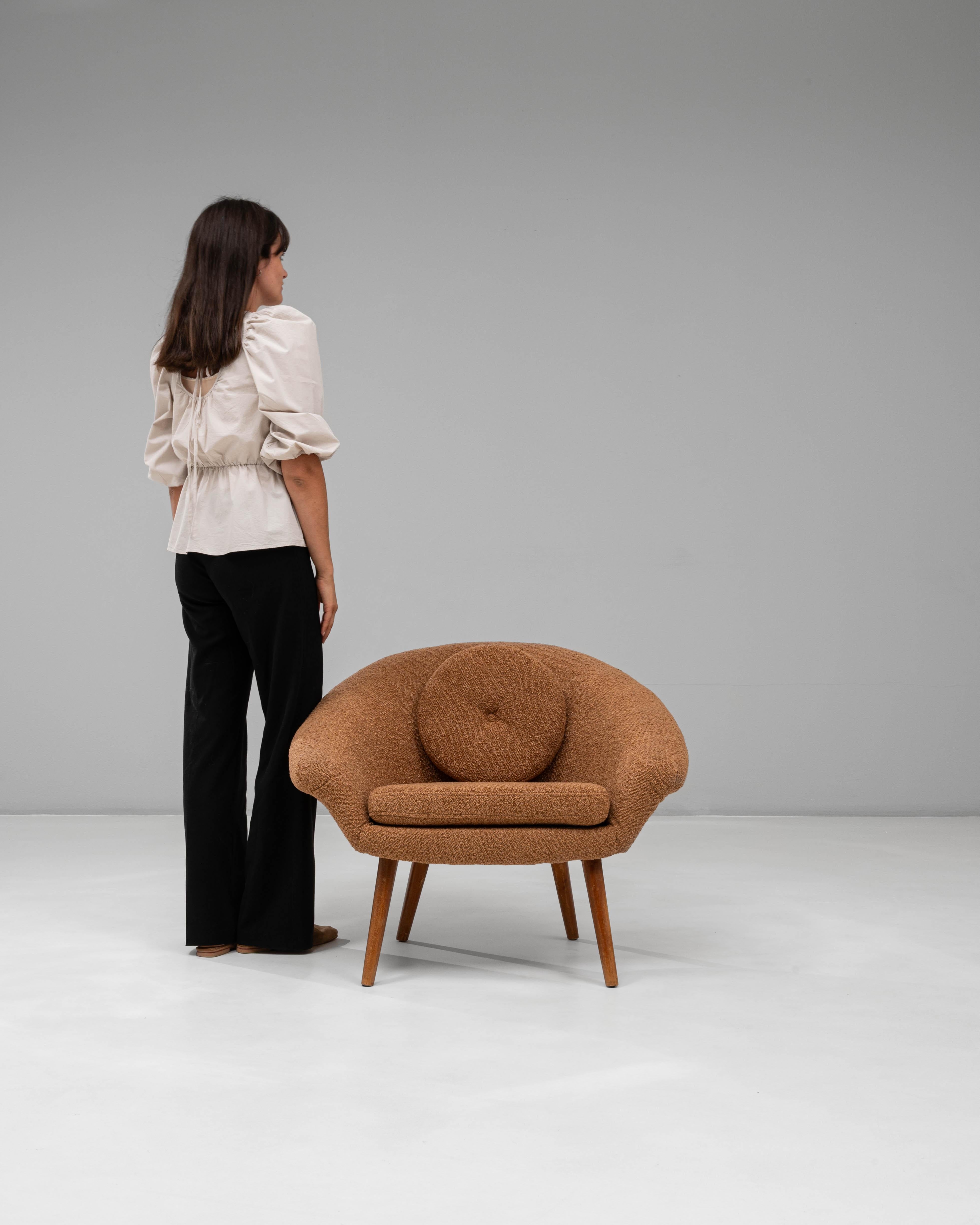 Poltrona imbottita arancione del XX secolo con cuscino in vendita 1