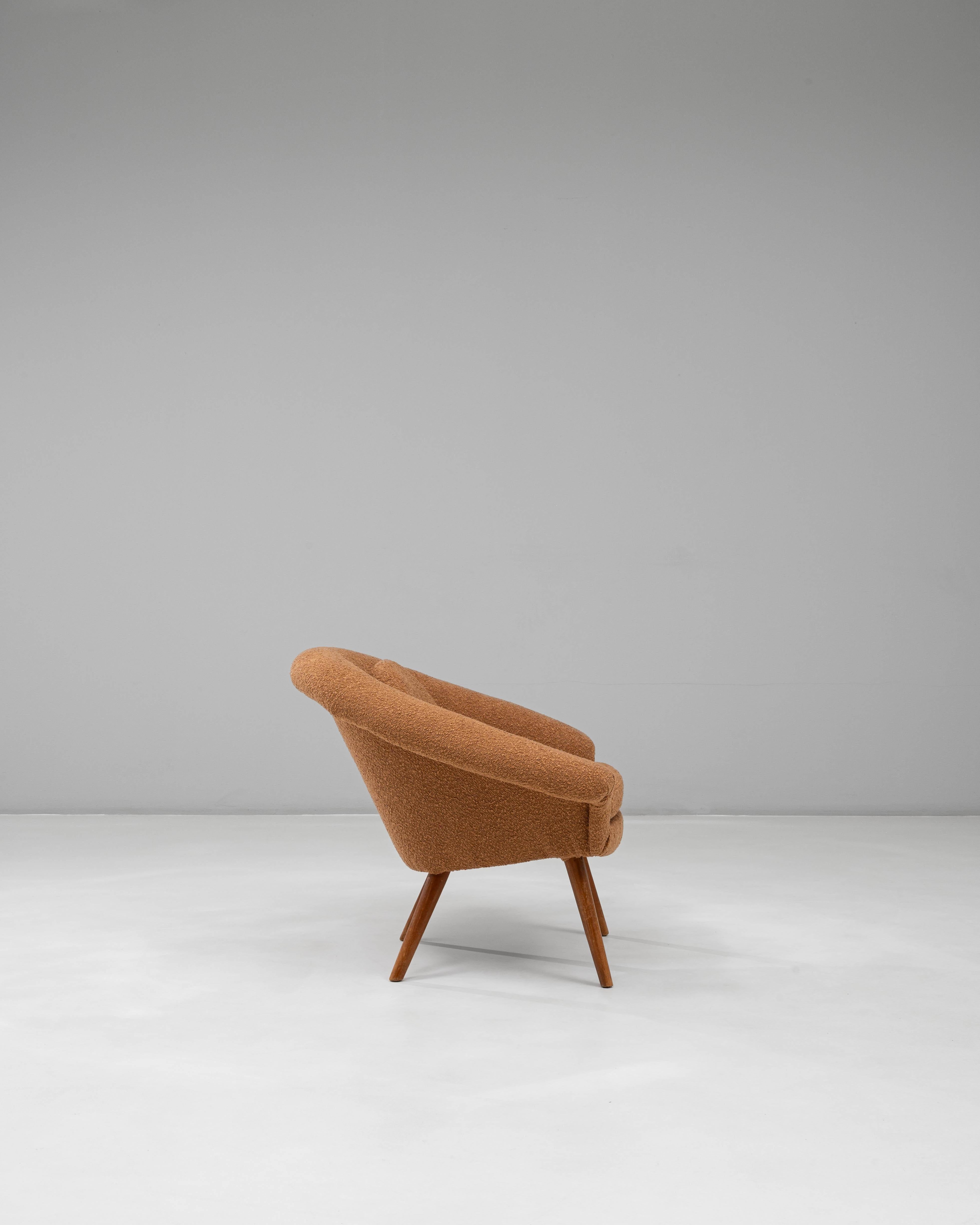 Poltrona imbottita arancione del XX secolo con cuscino in vendita 2