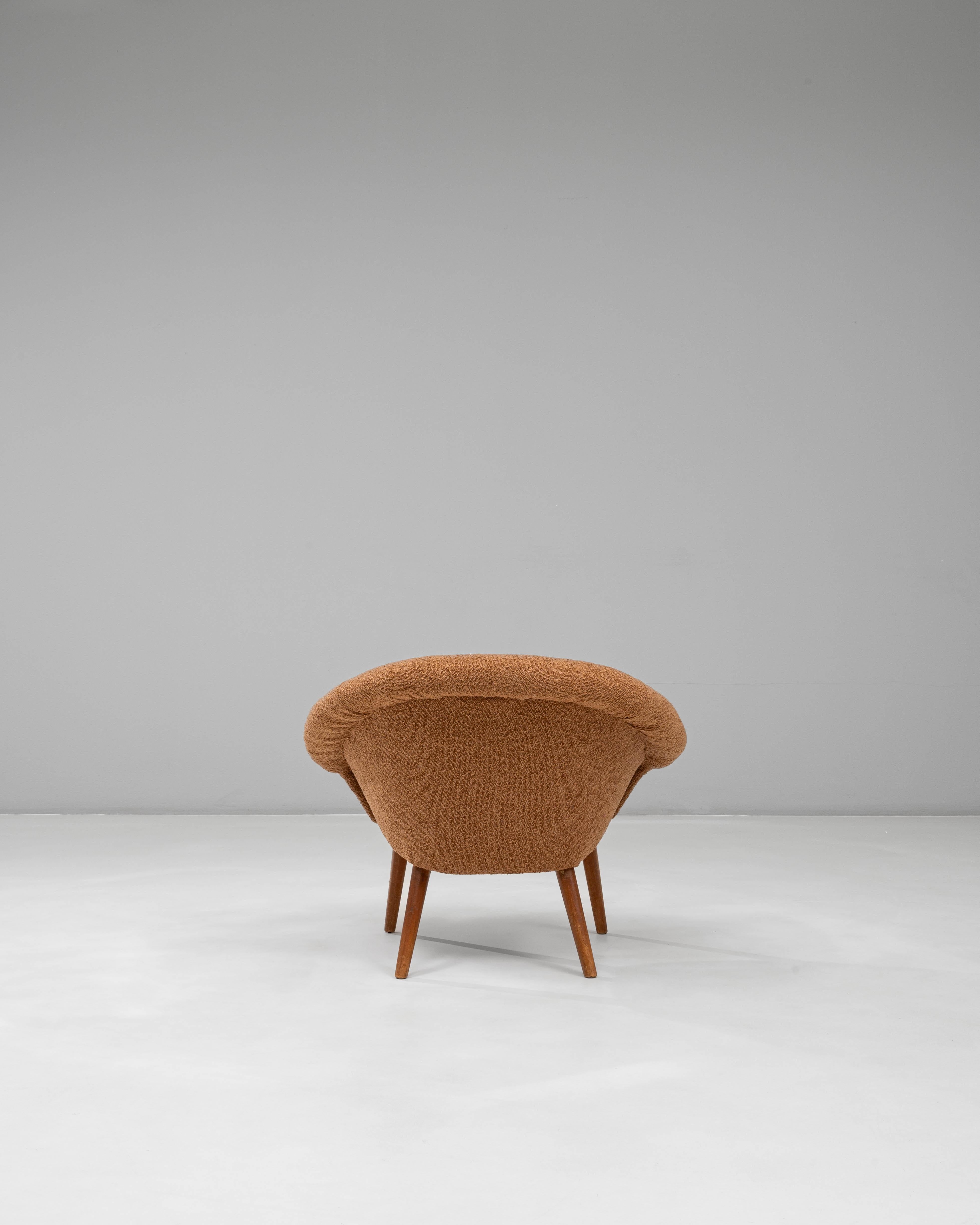 Poltrona imbottita arancione del XX secolo con cuscino in vendita 3