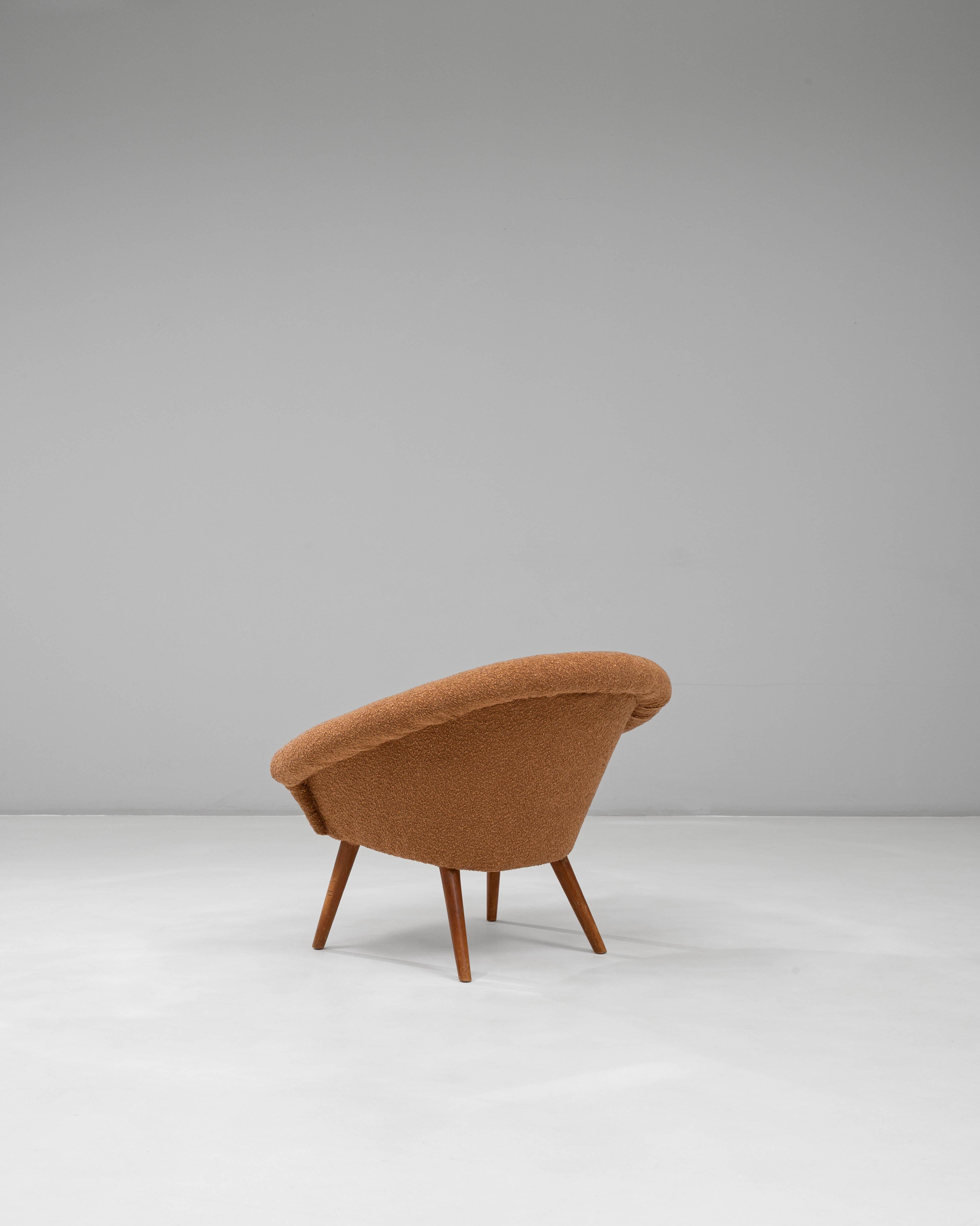 Poltrona imbottita arancione del XX secolo con cuscino in vendita 4