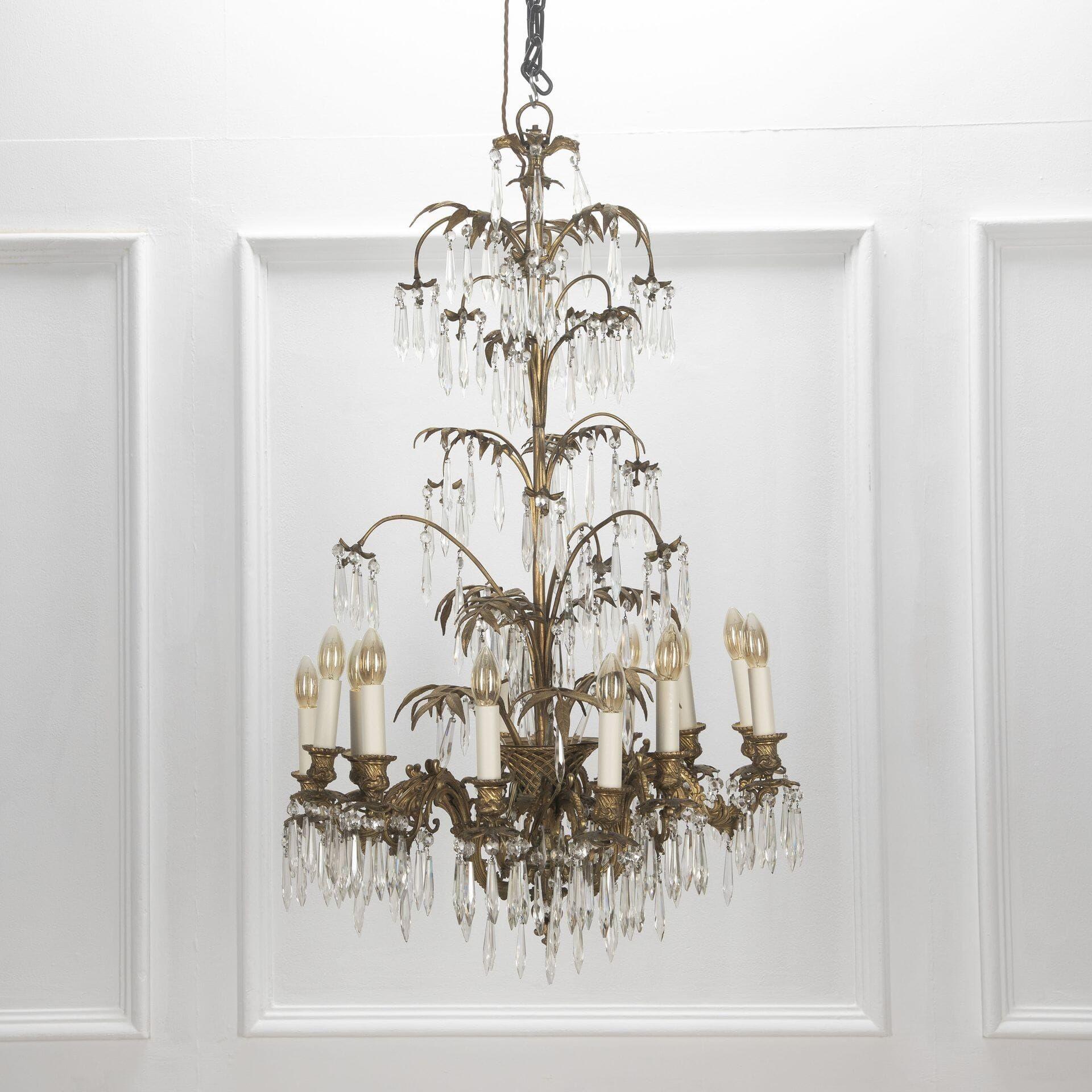 Splendido lampadario in ormolu francese del XX secolo a forma di foglia di palma.
Questo lampadario è stato ricablato secondo gli attuali standard del Regno Unito.
