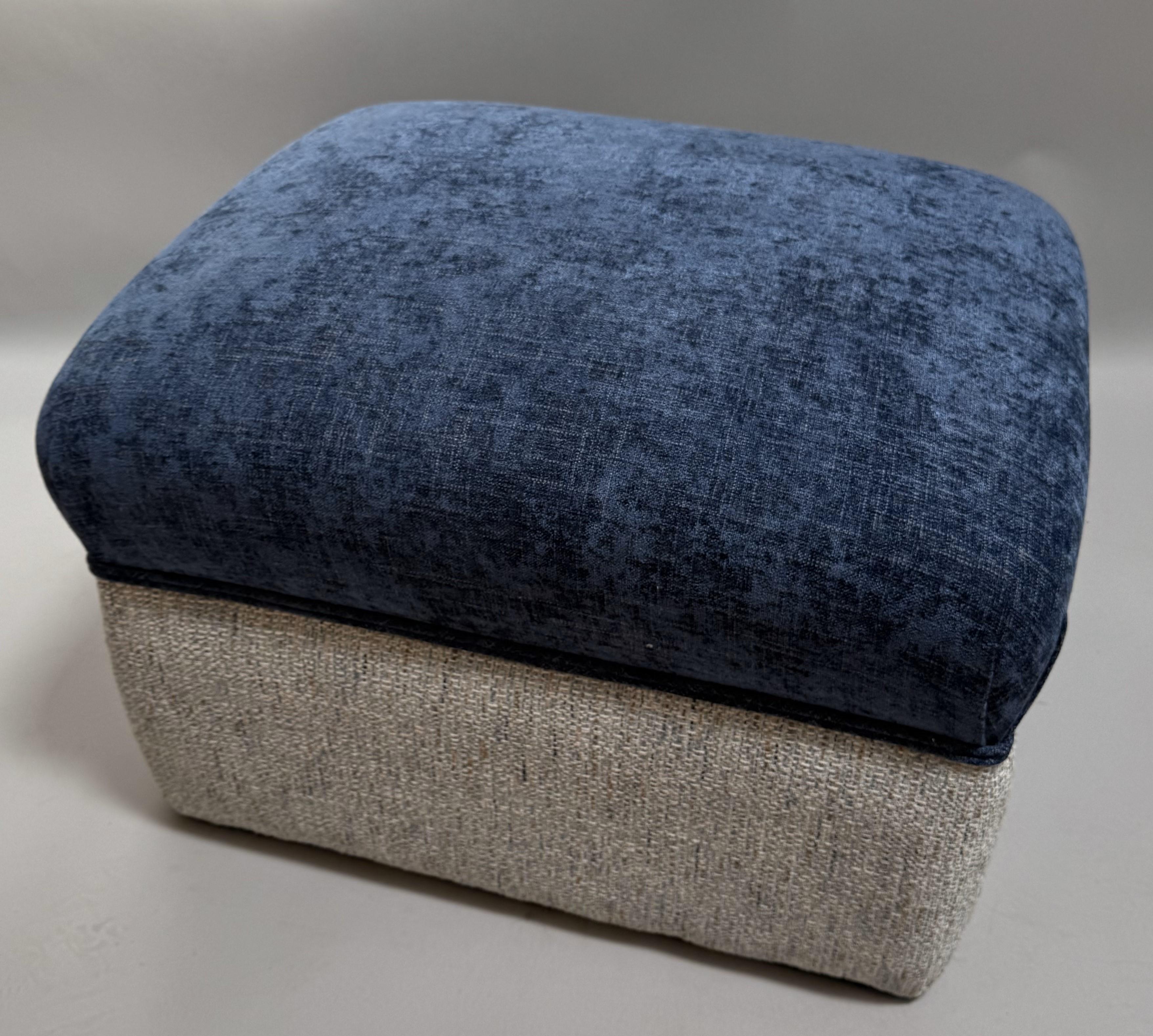 Ottomano francese del XX secolo. Recentemente è stata tappezzata con tessuti blu 