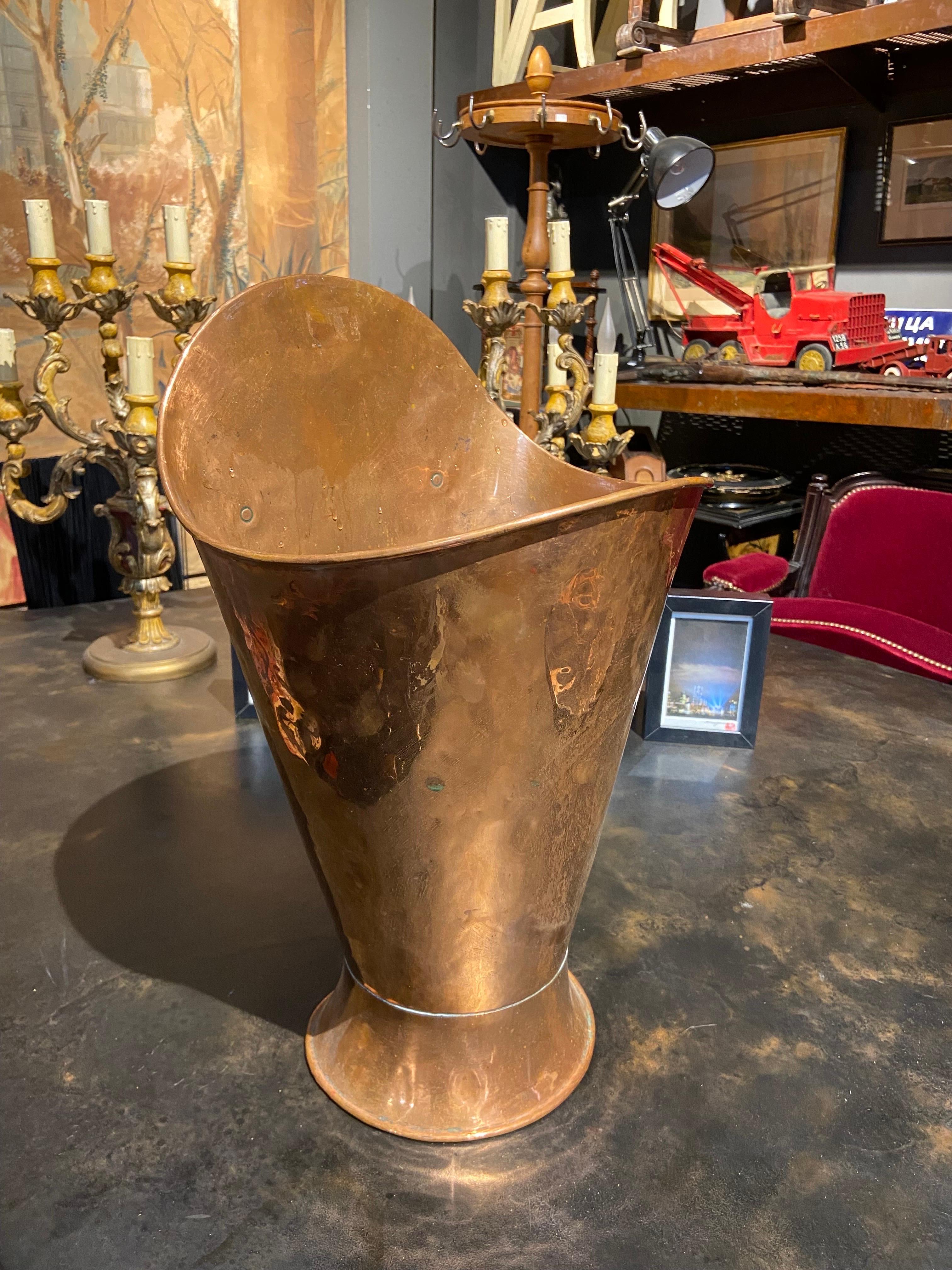 20th Century French oval umbrella stand which is hand made in copper. It has four hooks at the back and could be attached to a wall. Very good original condition with no restorations made.
France, circa 1920
