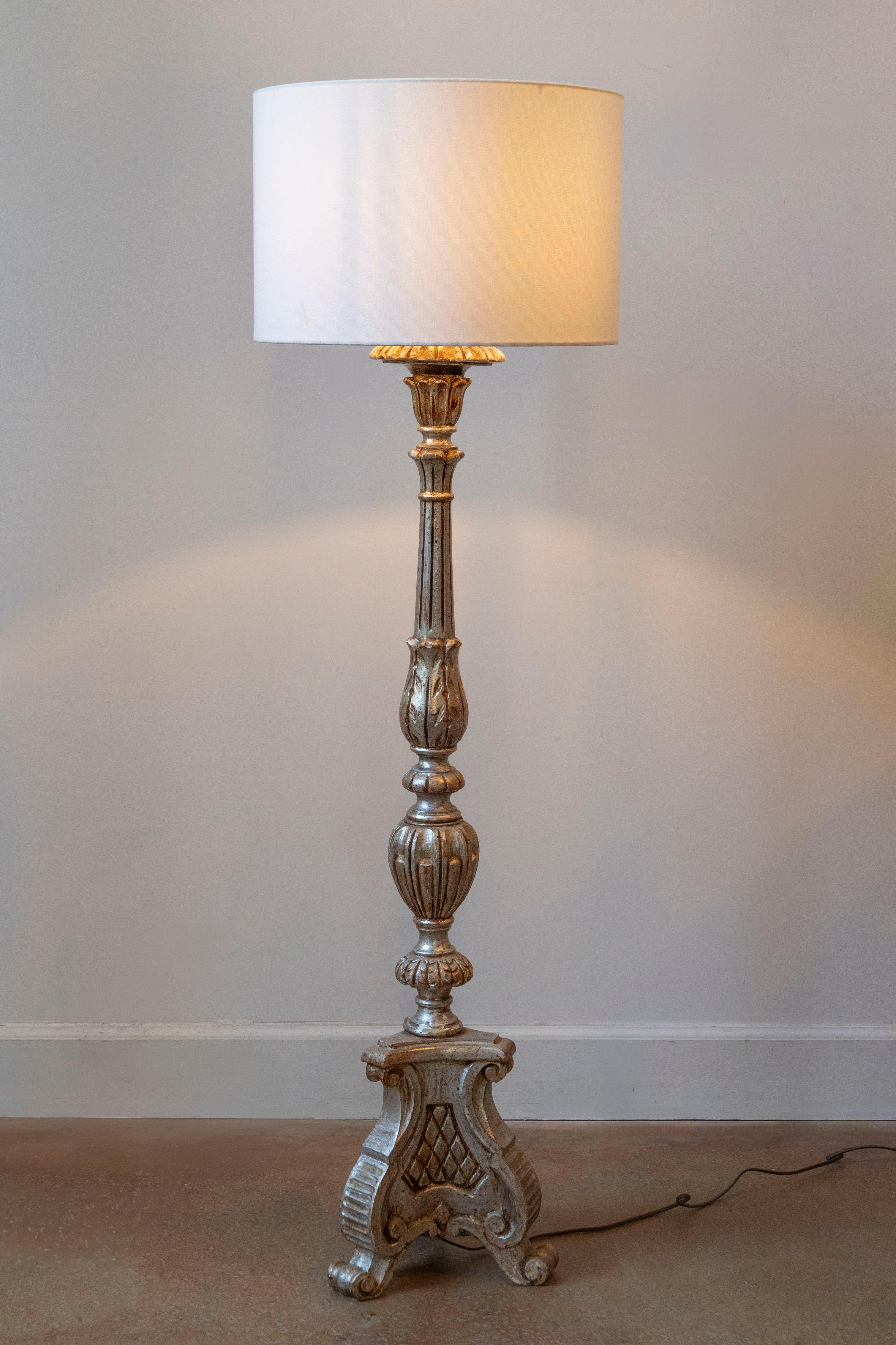 Lámpara francesa del siglo XX de madera pintada y tallada con detalles neoclásicos Francés en venta