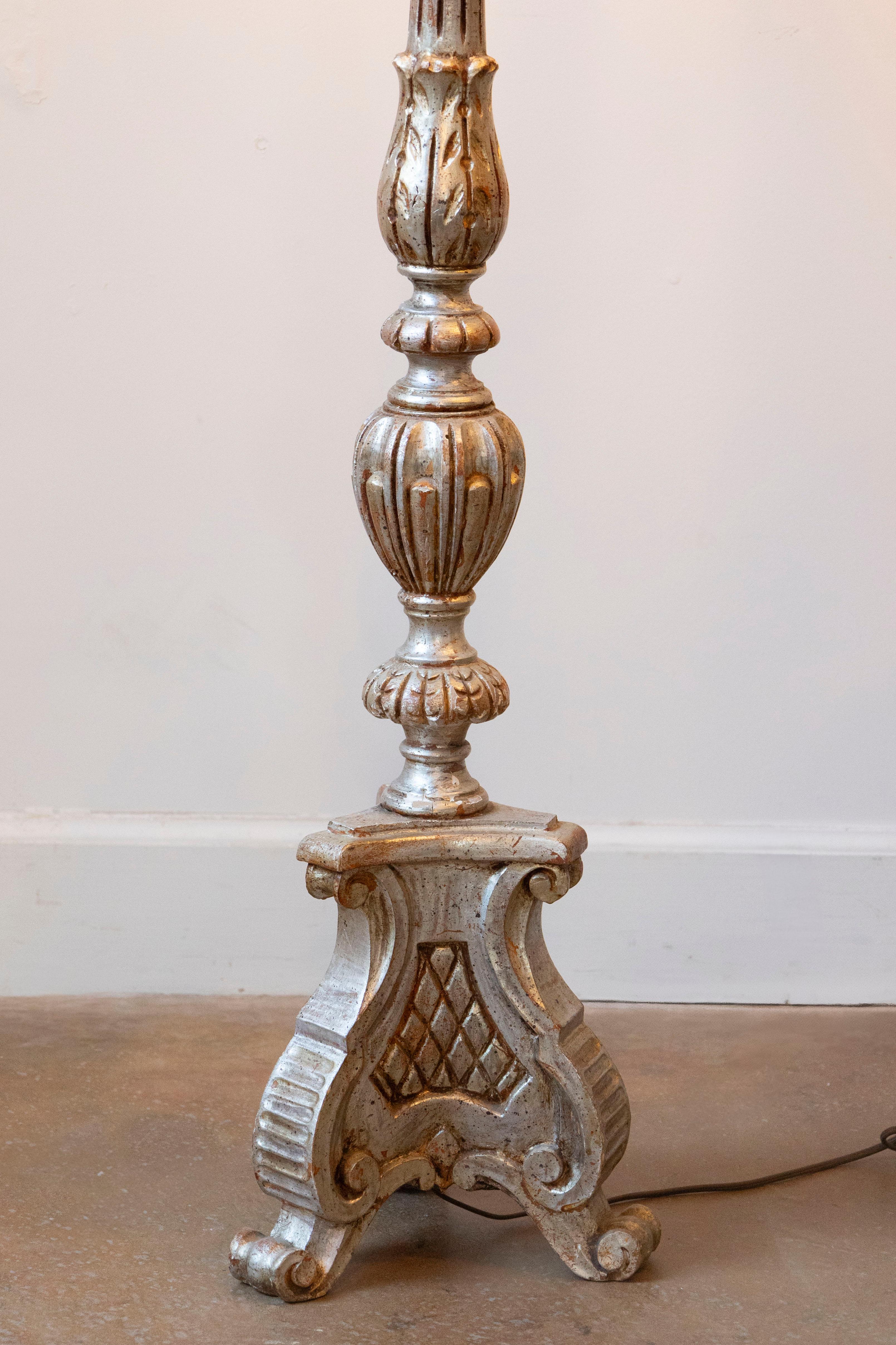 Lámpara francesa del siglo XX de madera pintada y tallada con detalles neoclásicos Tallado en venta