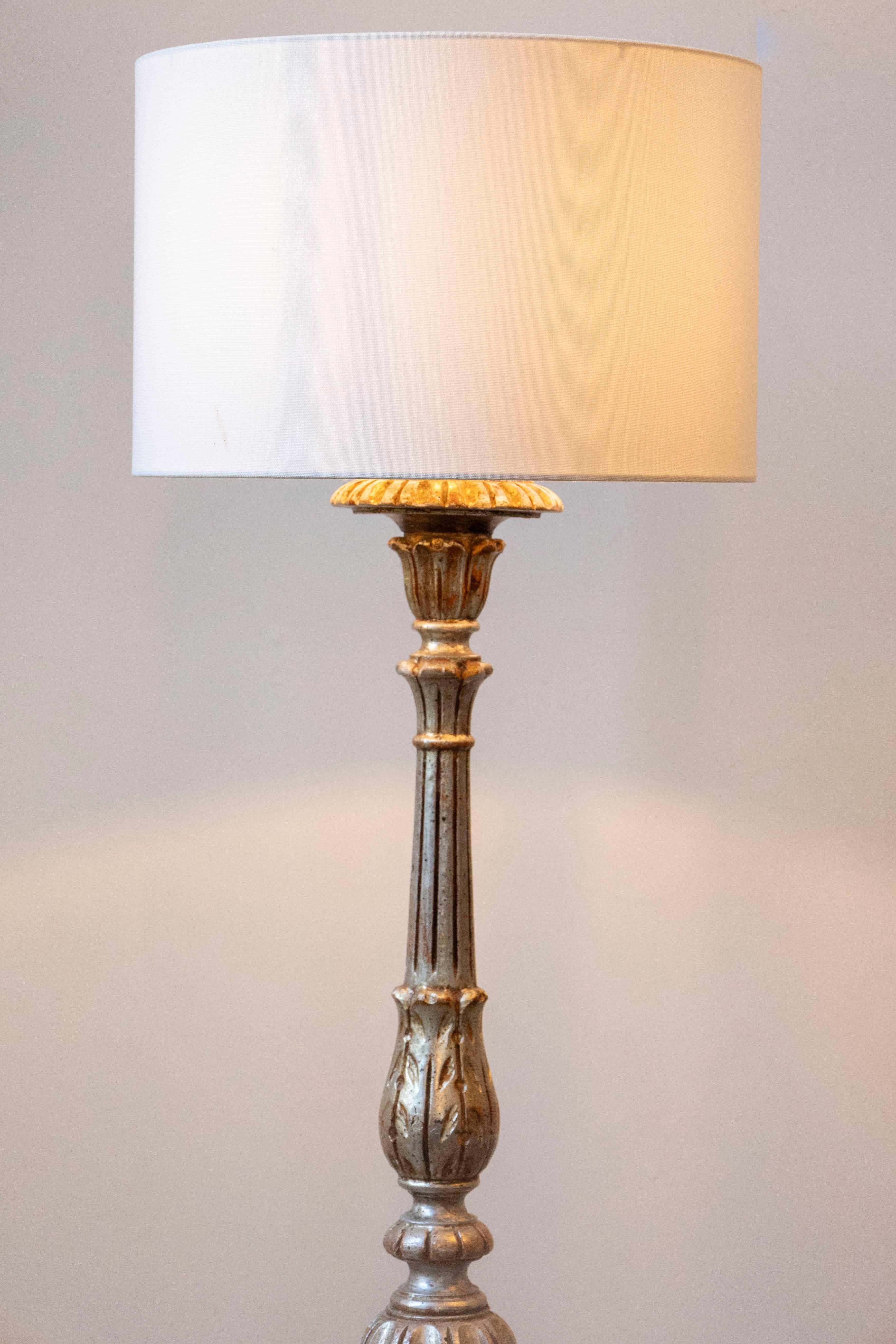 Lámpara francesa del siglo XX de madera pintada y tallada con detalles neoclásicos en Bueno estado para la venta en Atlanta, GA