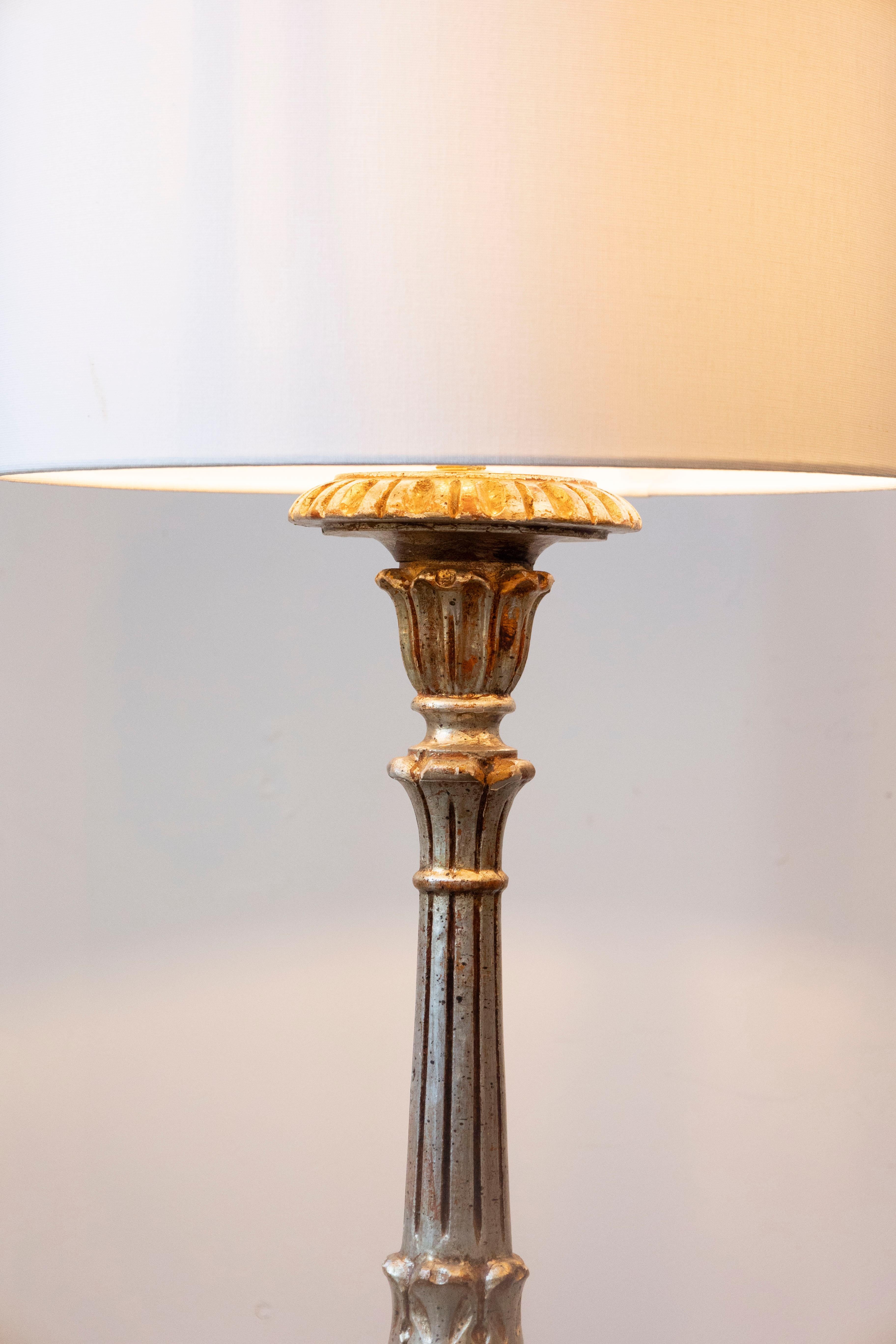 Lámpara francesa del siglo XX de madera pintada y tallada con detalles neoclásicos Madera en venta