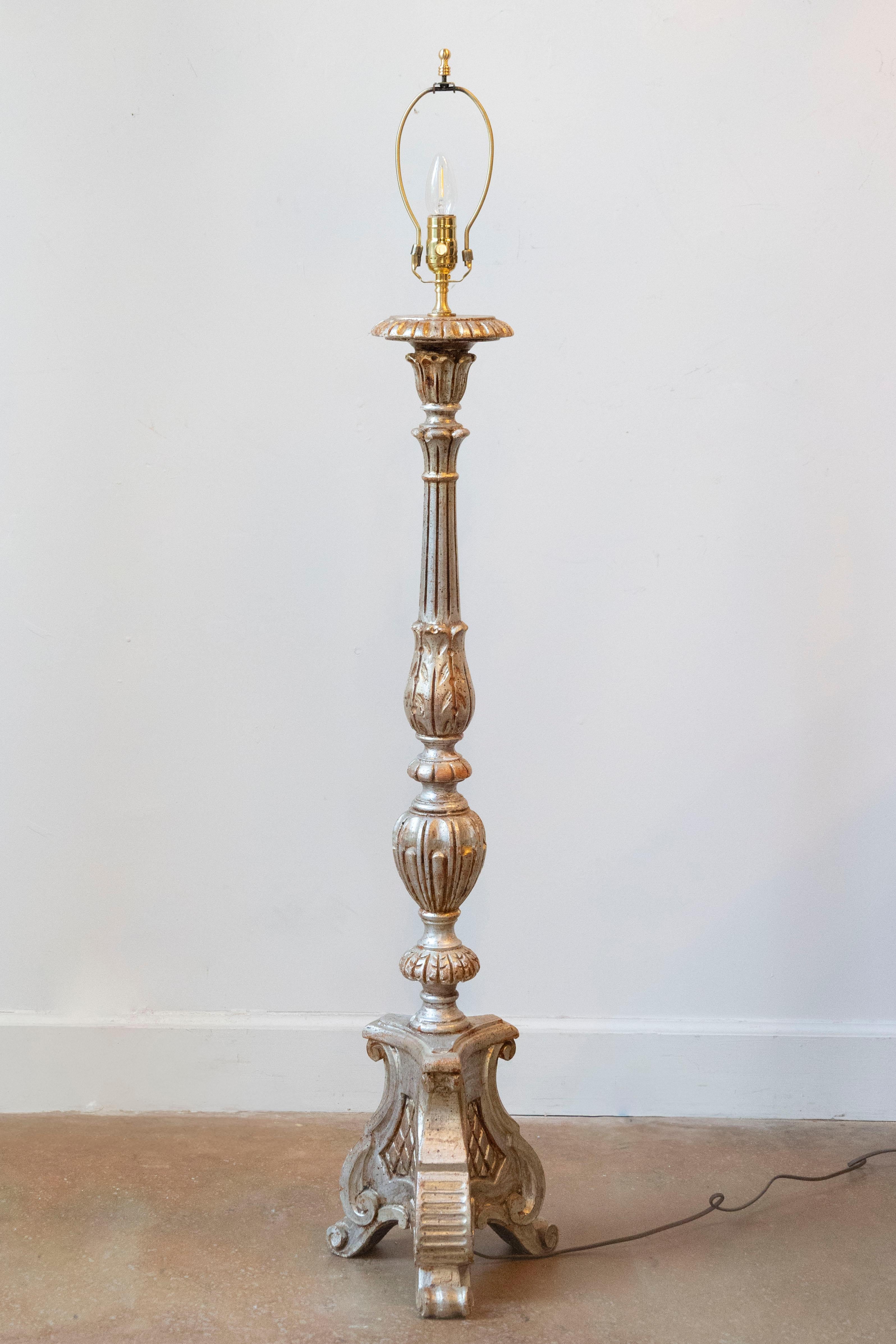 Lámpara francesa del siglo XX de madera pintada y tallada con detalles neoclásicos en venta 3