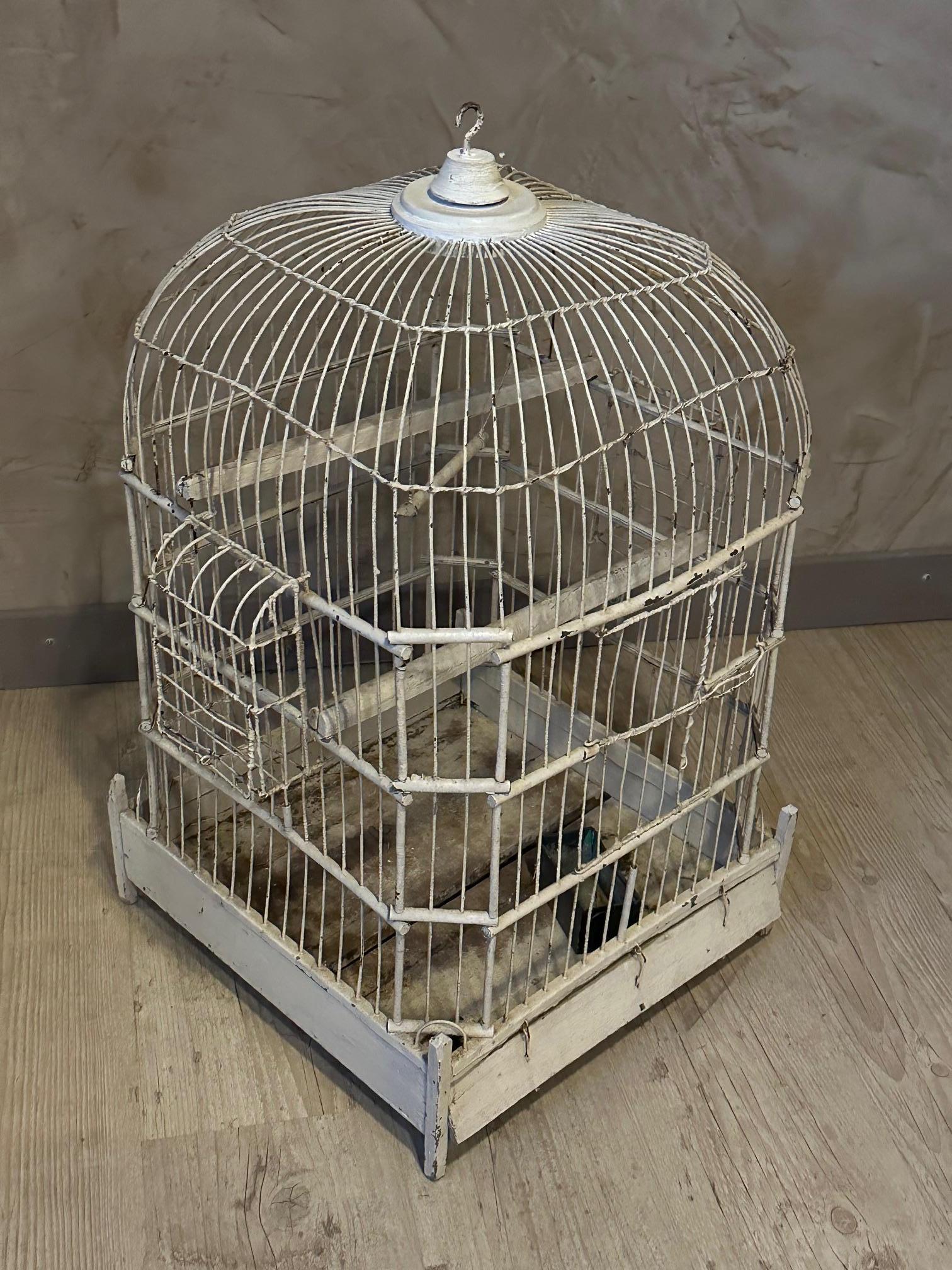 Französischer Vogelkäfig aus bemaltem Metall und Holz des 20. Jahrhunderts, 1920er Jahre (Frühes 20. Jahrhundert) im Angebot