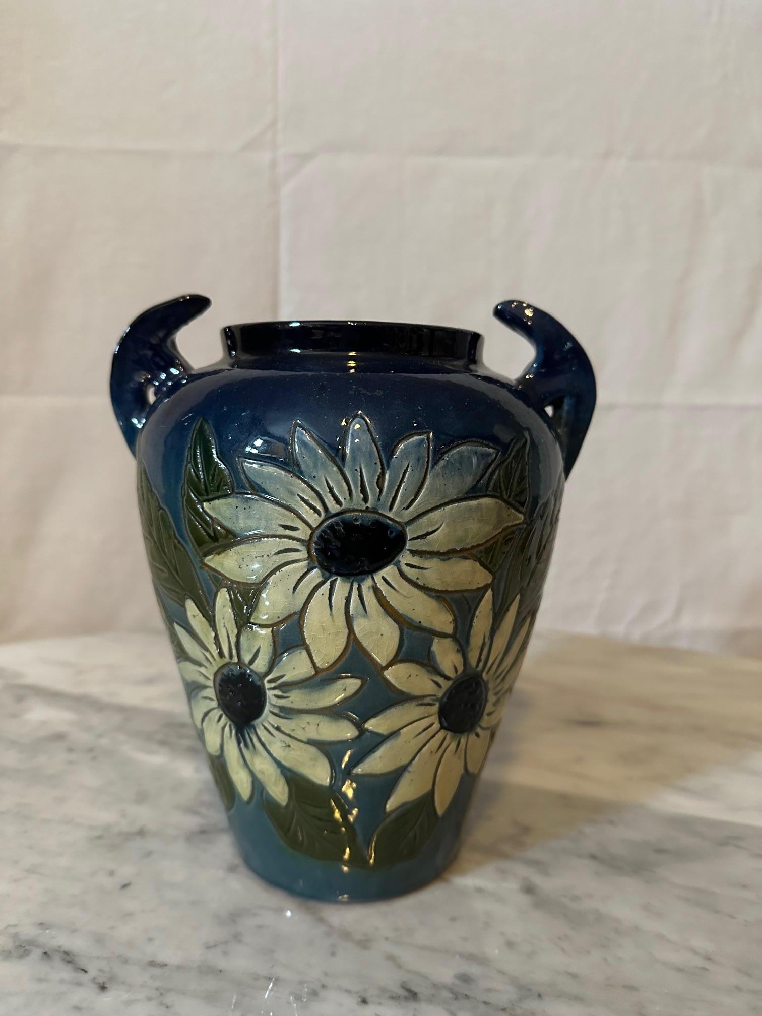 Magnifique vase en terre cuite émaillée datant des années 1940 de Fauquet à Bonneville.
Double poignée. Décoré de fleurs blanches et de feuillages verts sur fond bleu.
Belle qualité et très bon état.
