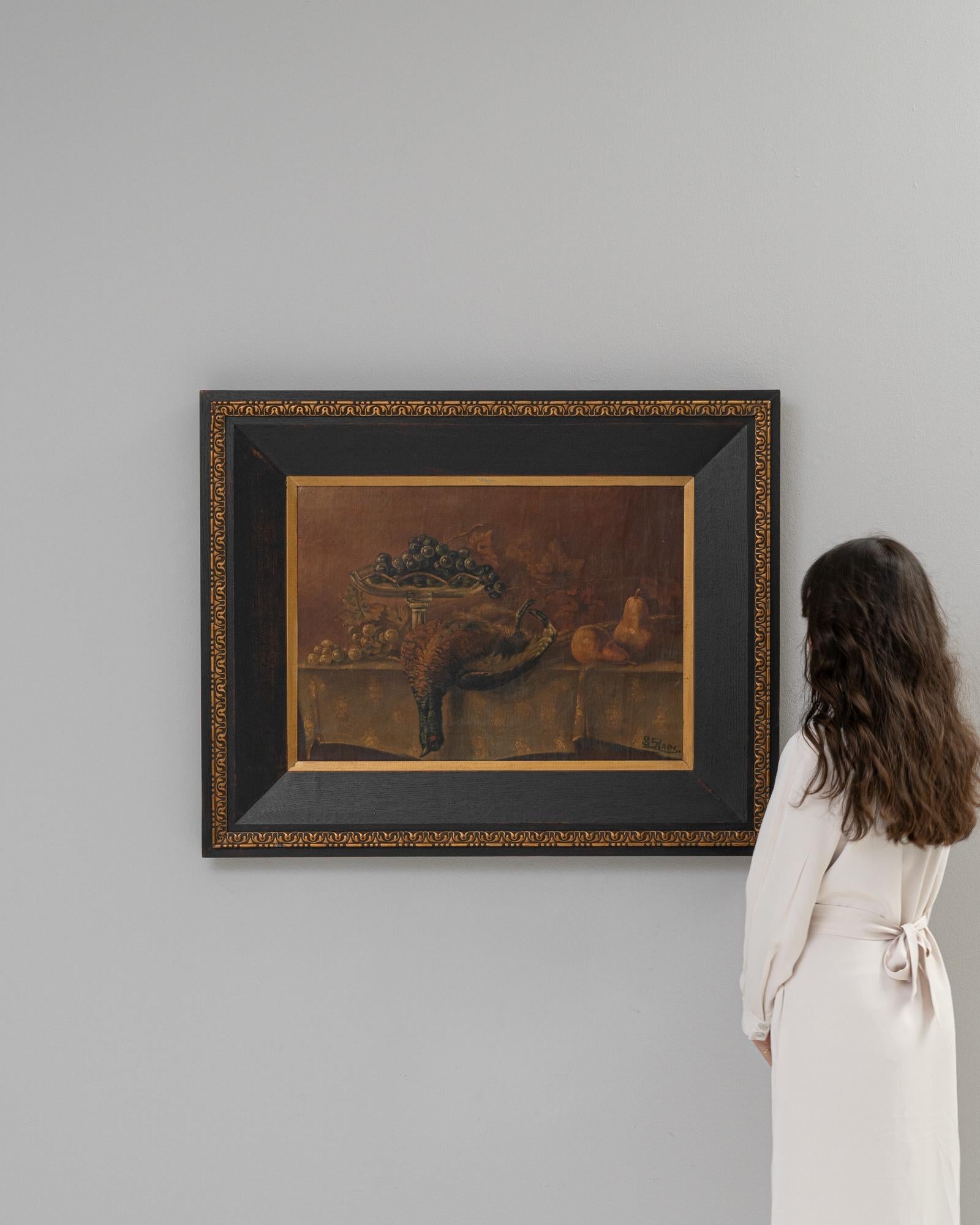 Cette peinture française évocatrice du XXe siècle capture l'essence riche et texturée d'une nature morte. Nichée dans un cadre doré et orné, l'œuvre d'art présente un tableau d'opulence et d'abondance avec une coupe de fruits et un faisan prêt pour
