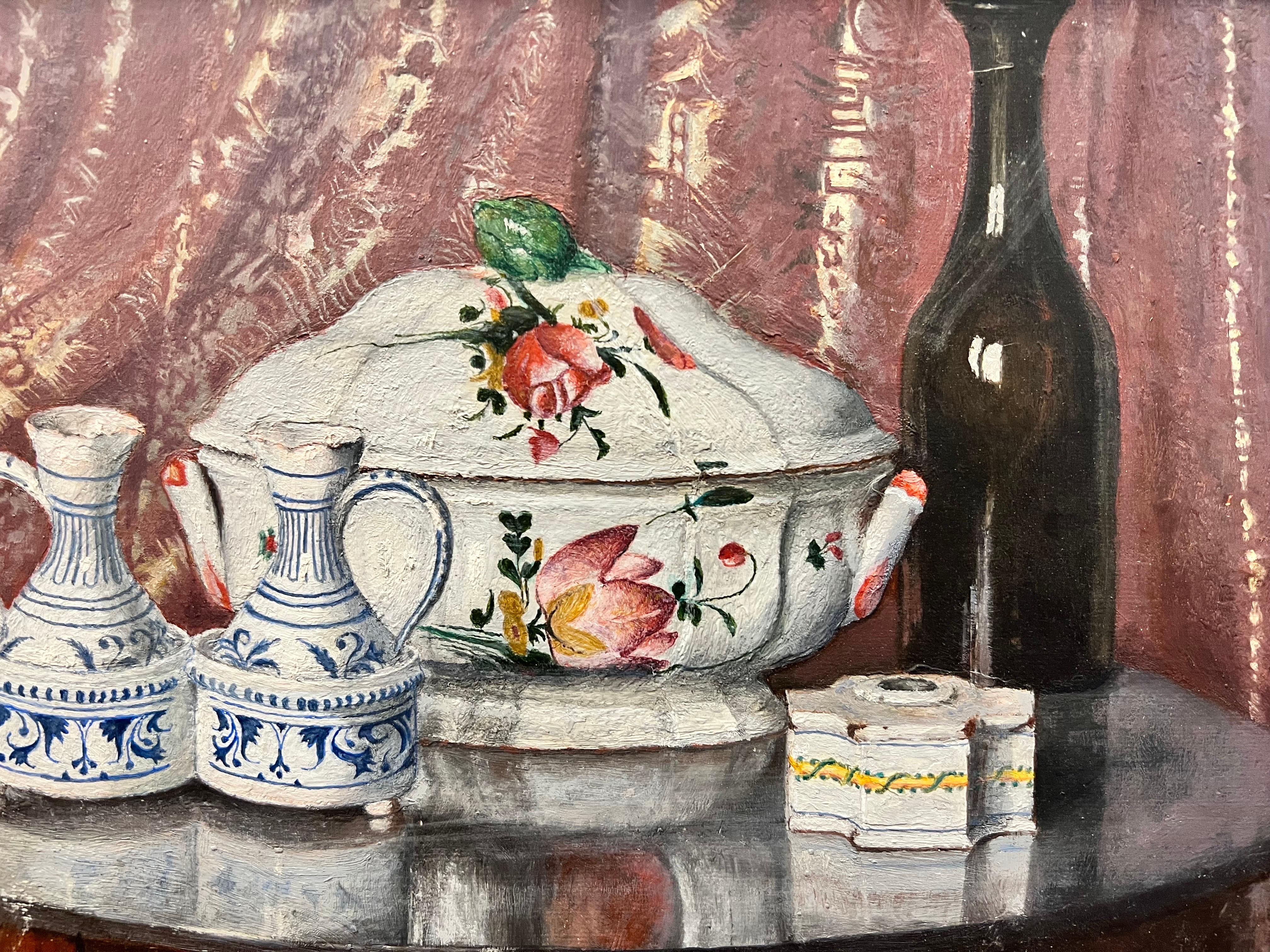 Natura morta francese del 1920 finemente dipinta a olio, bellissimi interni in ceramica - Painting Realismo di 20th Century French
