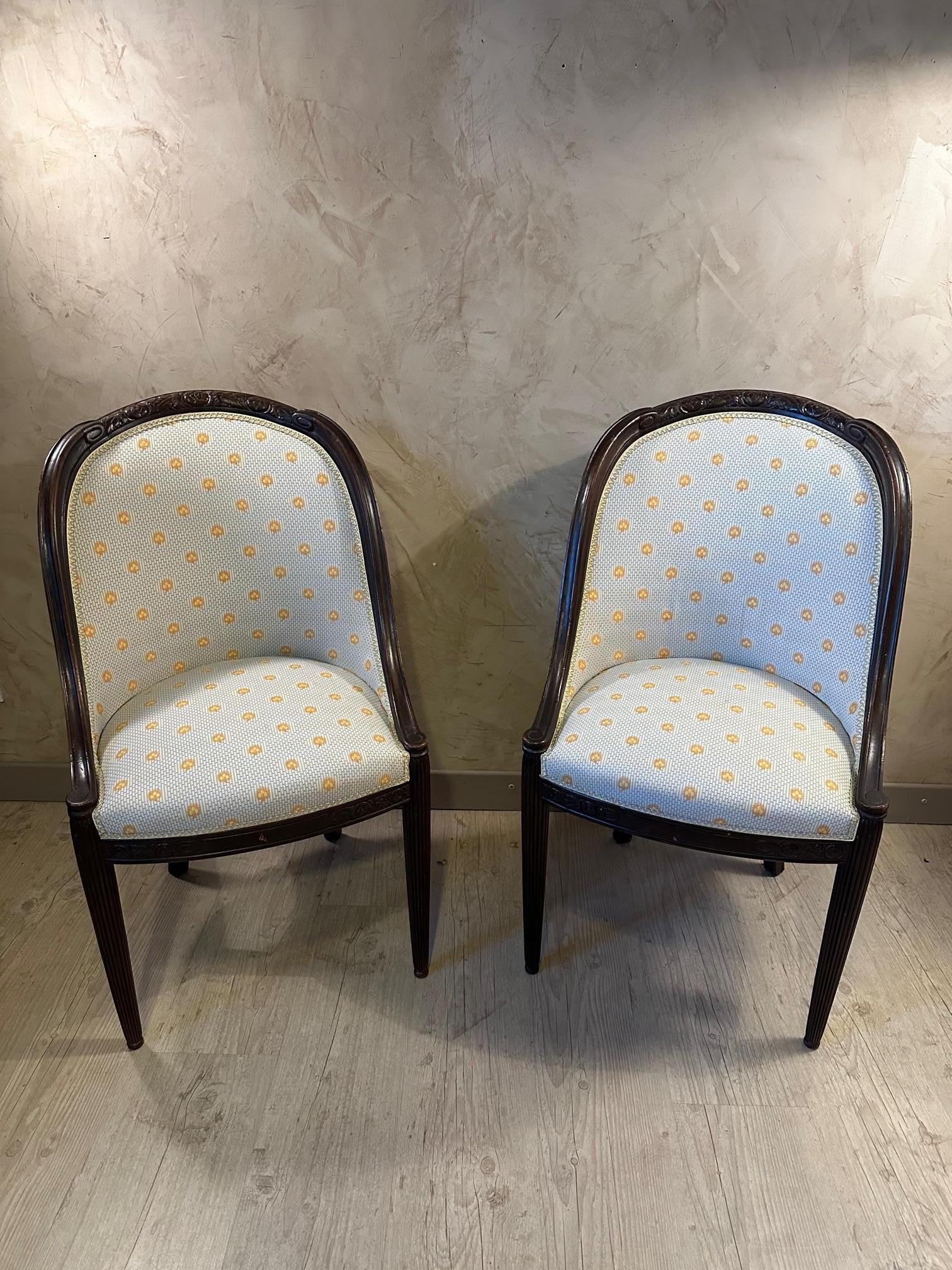 Très belle paire de fauteuils art déco en très bon état datant de 1925. Tissu de coton bleu clair et motif jaune, finition tressage en chaîne plate. Bouquet de fleurs gravées typiques de la période art déco dans le bois sur le haut du dossier et sur