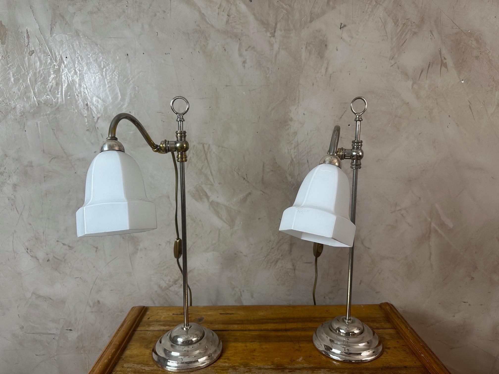 20th century French Pair of Art Deco Opaline Glass and Chromed Metal Table Lamp In Good Condition For Sale In LEGNY, FR