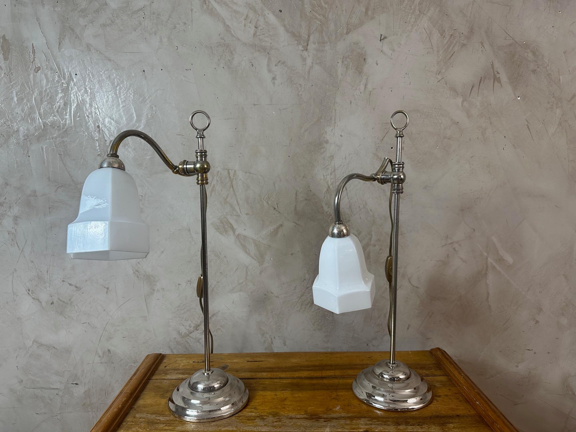 20th century French Pair of Art Deco Opaline Glass and Chromed Metal Table Lamp For Sale 1