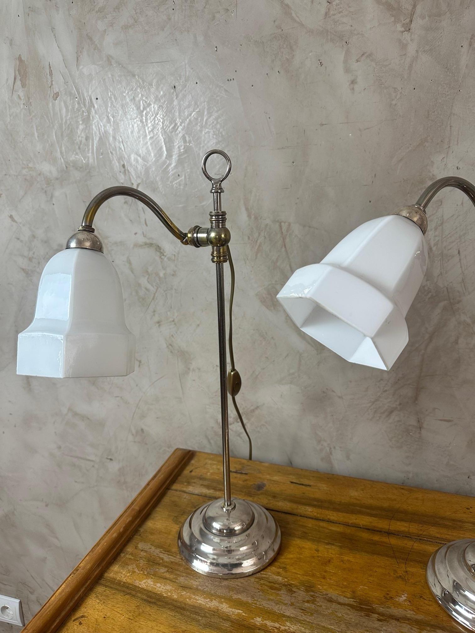 20th century French Pair of Art Deco Opaline Glass and Chromed Metal Table Lamp For Sale 5