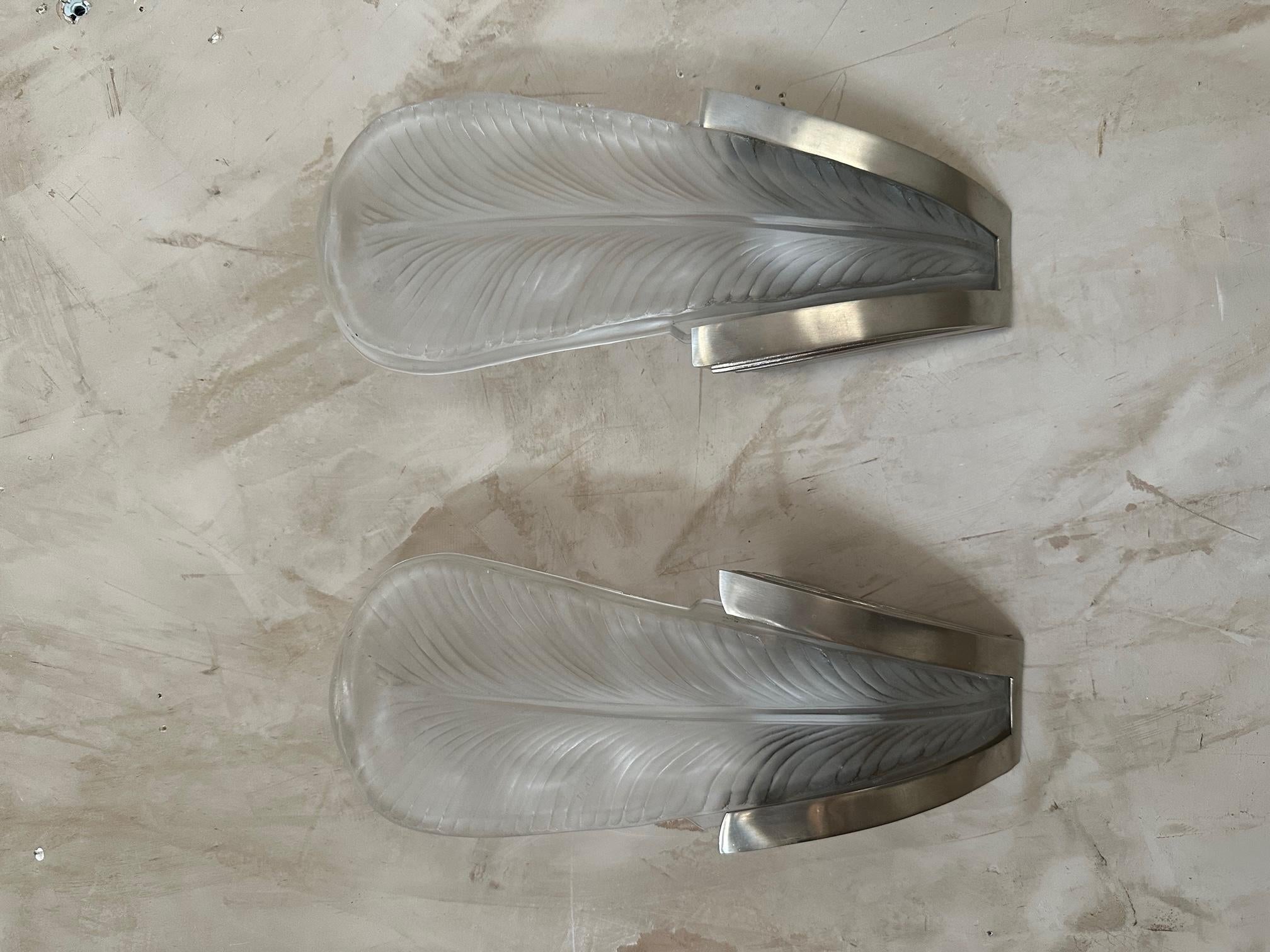 Magnificent pair of art deco wall lights in glass in the shape of a palm. 
Structure in chromed metal engraved with a graphic pattern typical of the 1930s.
Very good condition and superb quality. Ideal in a bathroom or other room.
For lovers of