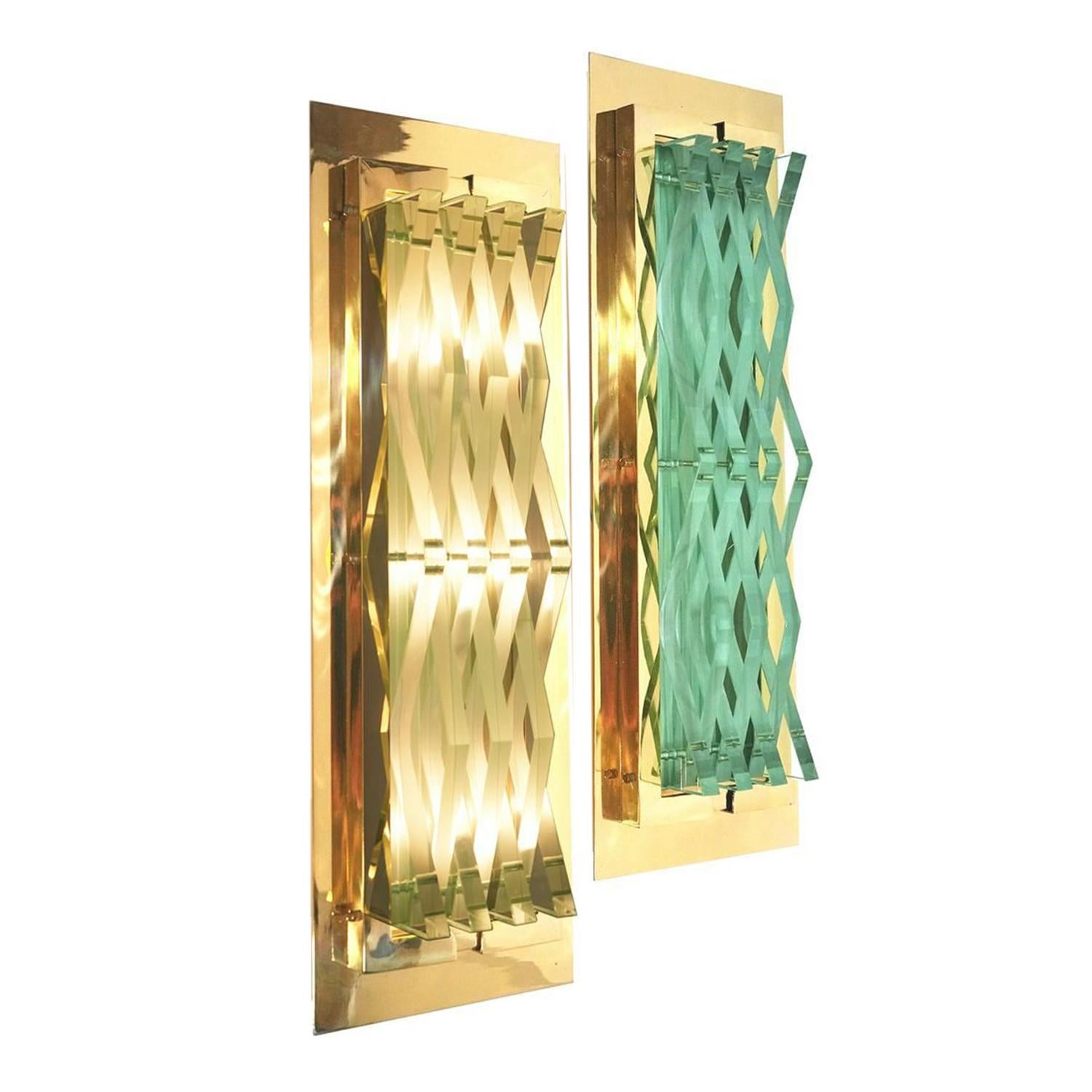 Ein Paar französische, italienische Wandleuchten aus mundgeblasenem, abgeschrägtem Murano-Glas, entworfen von Max Ingrand und hergestellt von FontanaArte, in gutem Zustand. Die leicht geräucherten Applikationen sind in einem wellenförmigen Muster