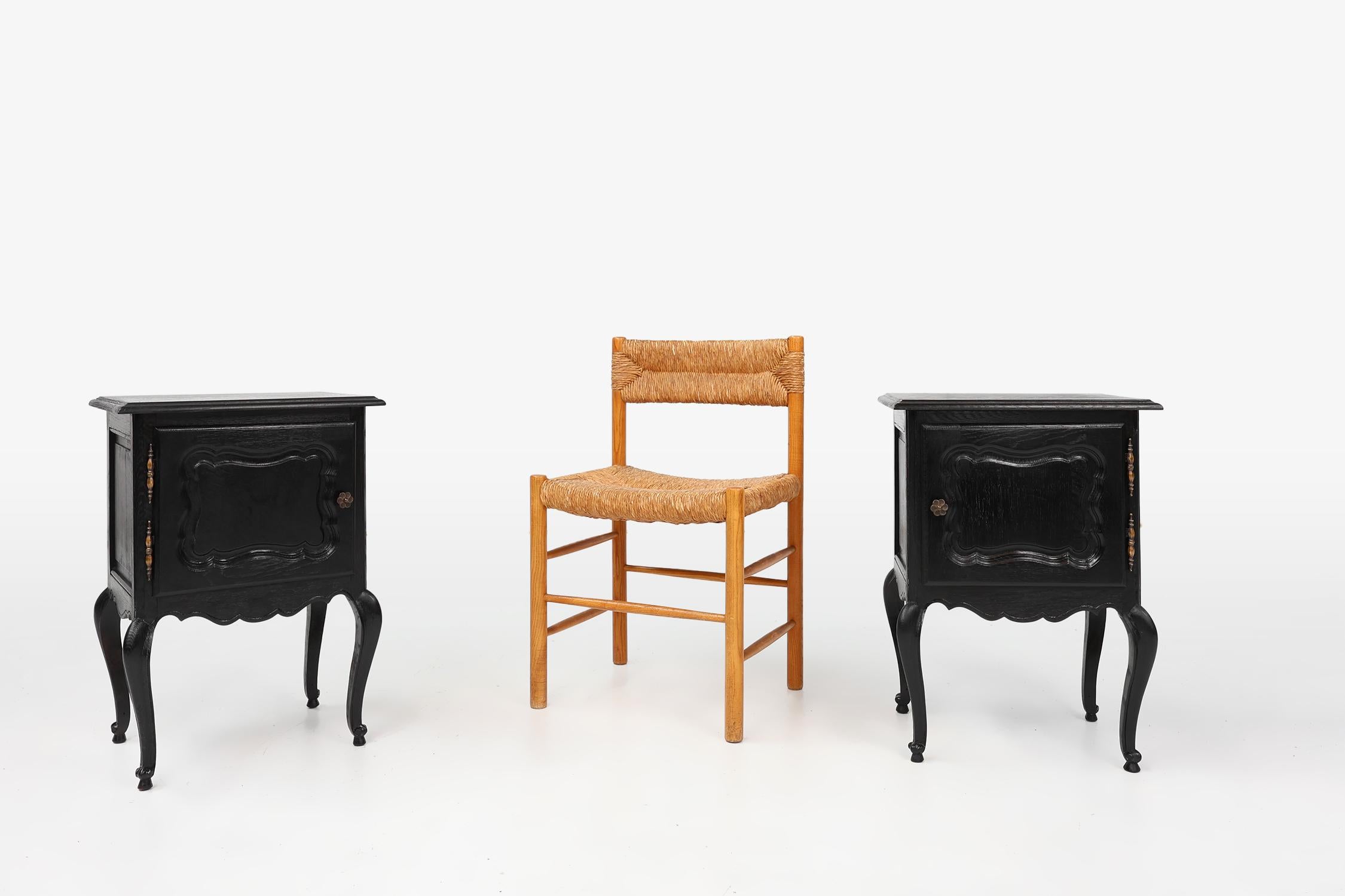 France / 1950 / pair nightstands / wood / Louis XV / Mid-century

Very decorative set of two bedside tables in Louis XV style. These French nightstands were re-lacquered in black. Both with a carved door and decorative hardware. 

With their elegant