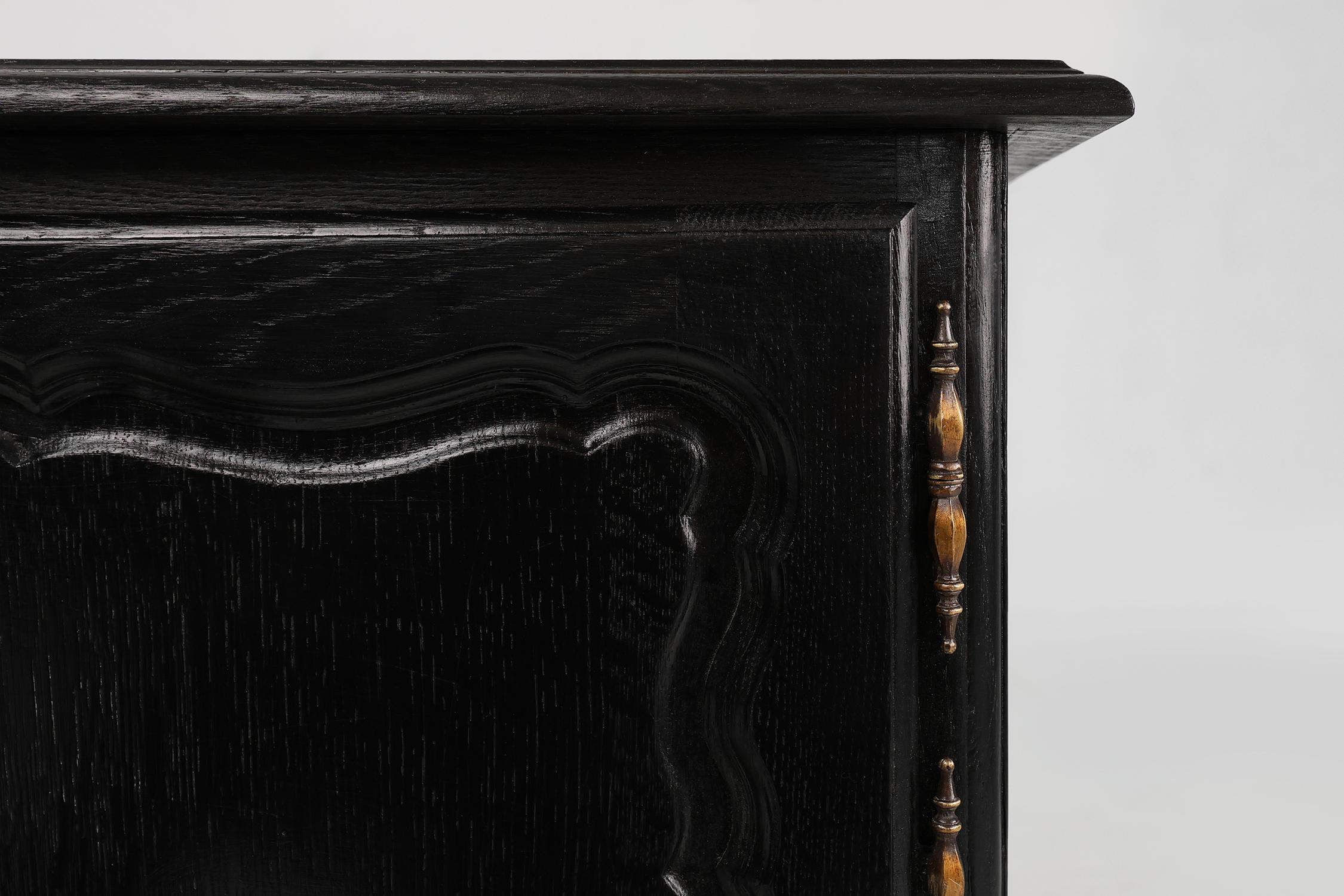 20th Century French pair of black nightstands in Louis XV style In Good Condition In Meulebeke, BE