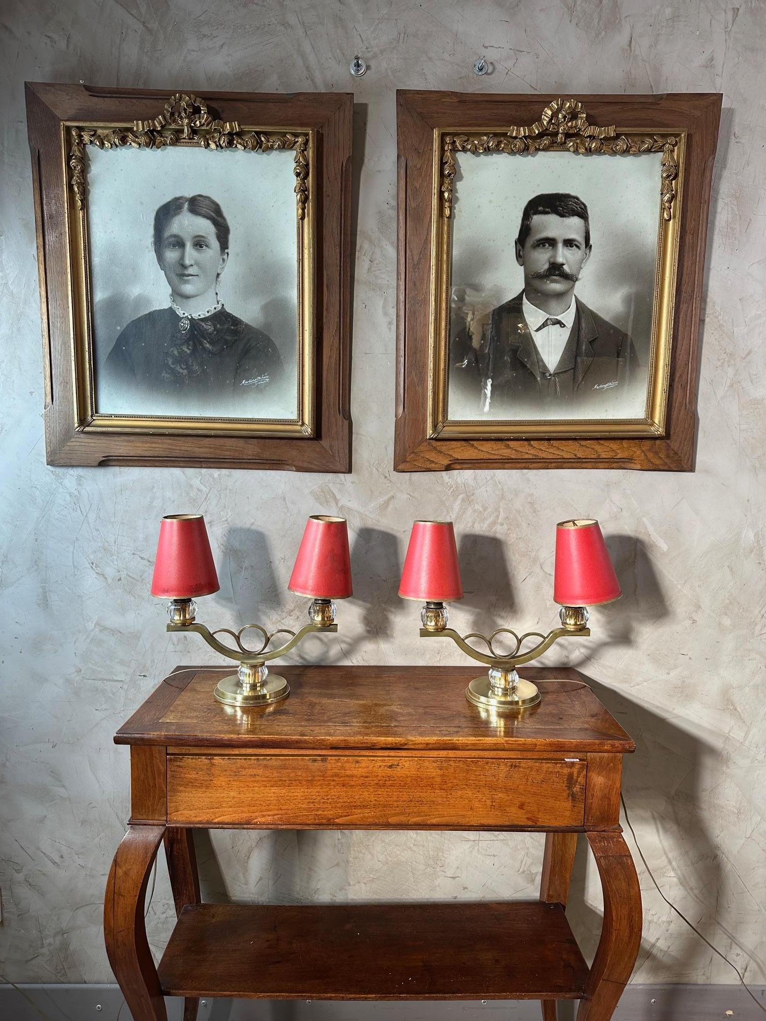 Très belle paire de lampes datant des années 50 en laiton et verre. 
Abat-jour rouge et or dans leur état d'origine.
Très belle forme et bon état.
Pour les amateurs de belles lumières.