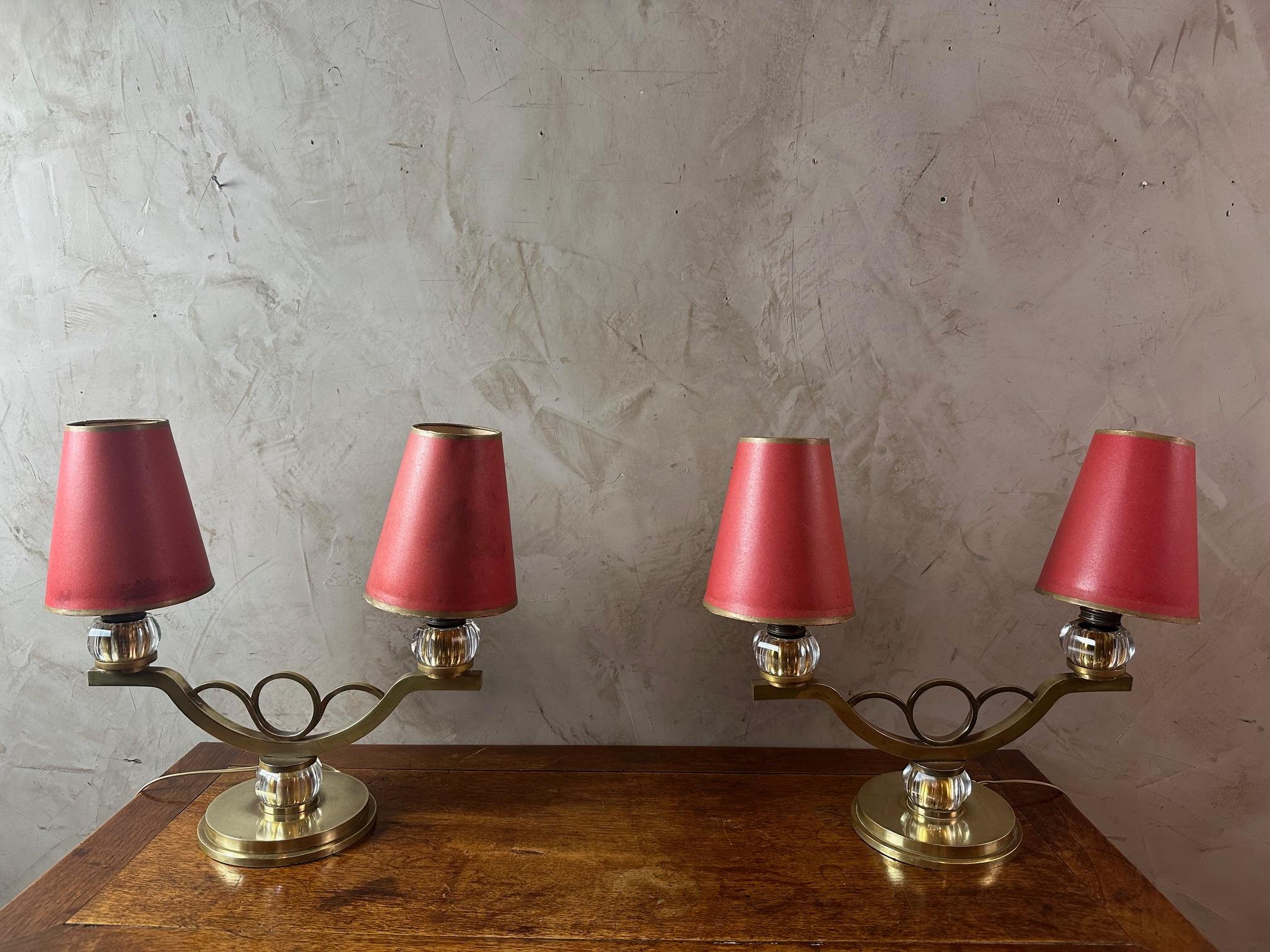 Français Paire de lampes de table en laiton et verre du 20e siècle, 1950 en vente