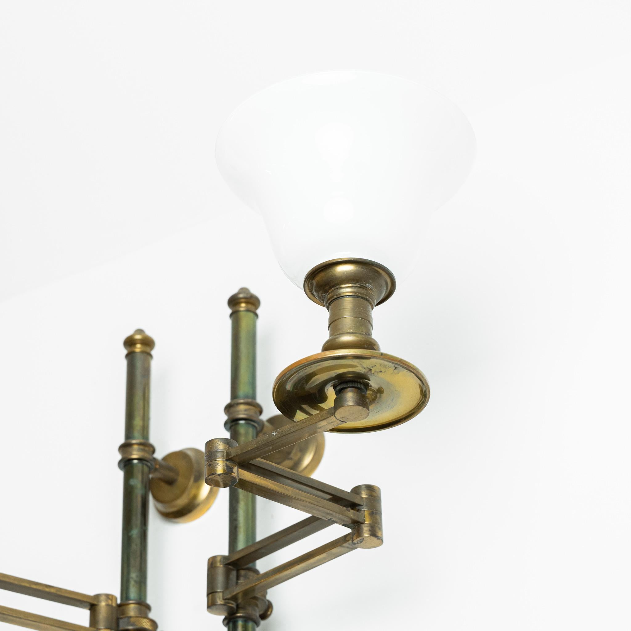 Un par de apliques de latón de Maison Charles.
Brazos articulados, altura regulable , supercalidad con pantallas de cristal de leche. 

Francia, hacia 1960.

Altura - 50 cm
Profundidad de la barra trasera - 8 cm
Longitud del brazo - 45 cm
Por favor,