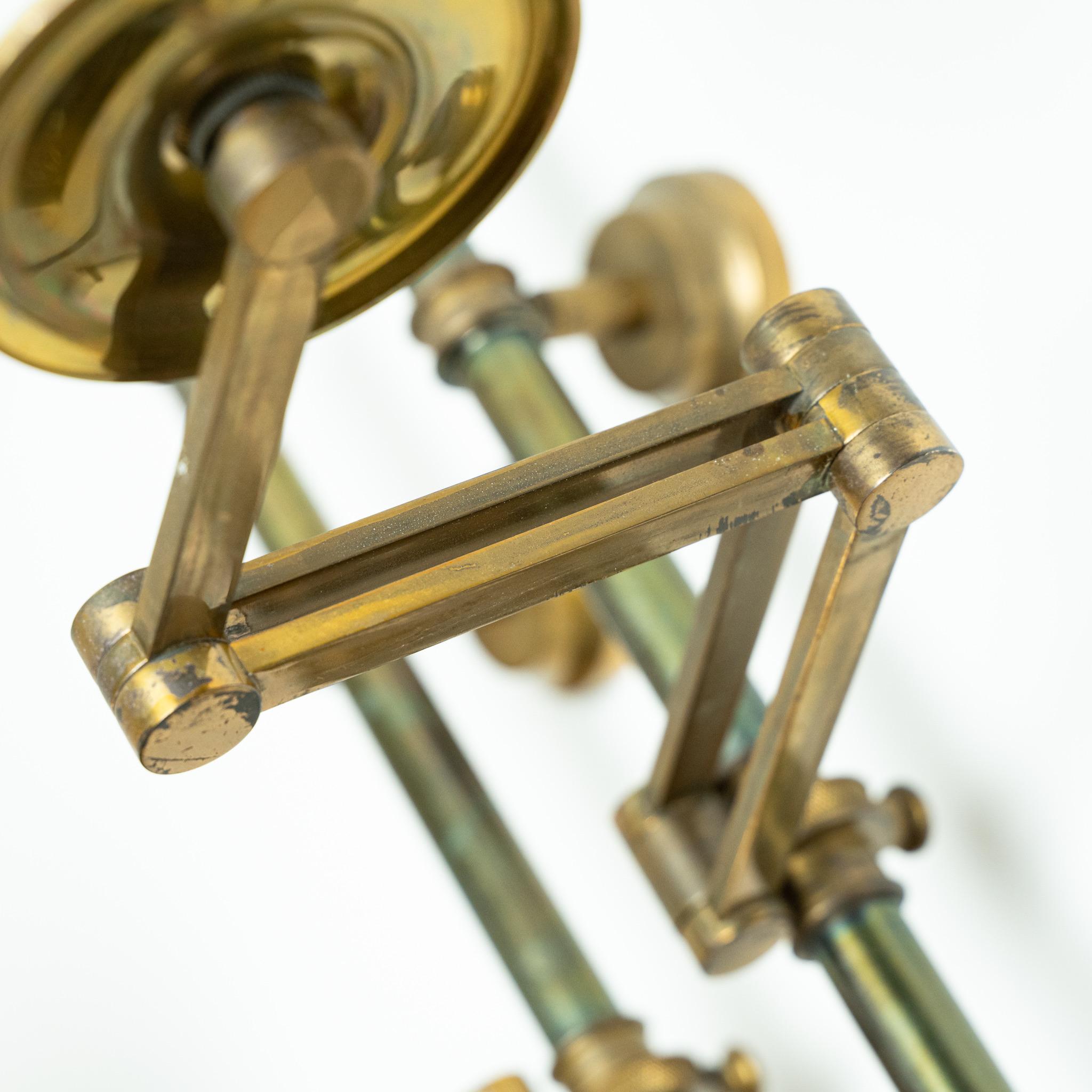 Pareja francesa del siglo XX de lámparas de pared de latón de Maison Charles Francés en venta